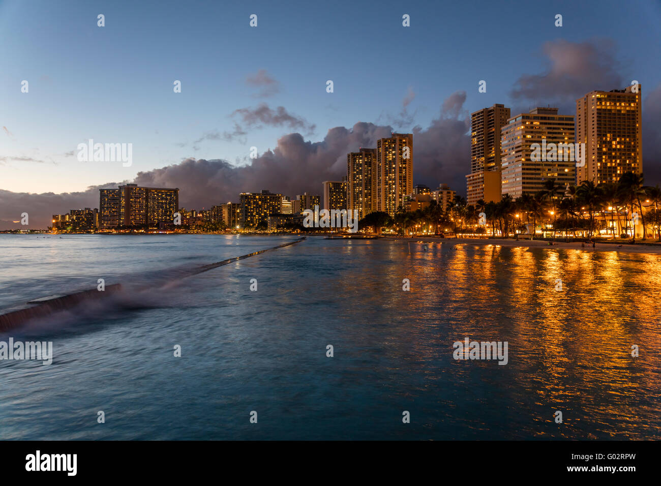 Eine Nacht Blick auf Waikiki vom Kuhio Beach Park. Stockfoto