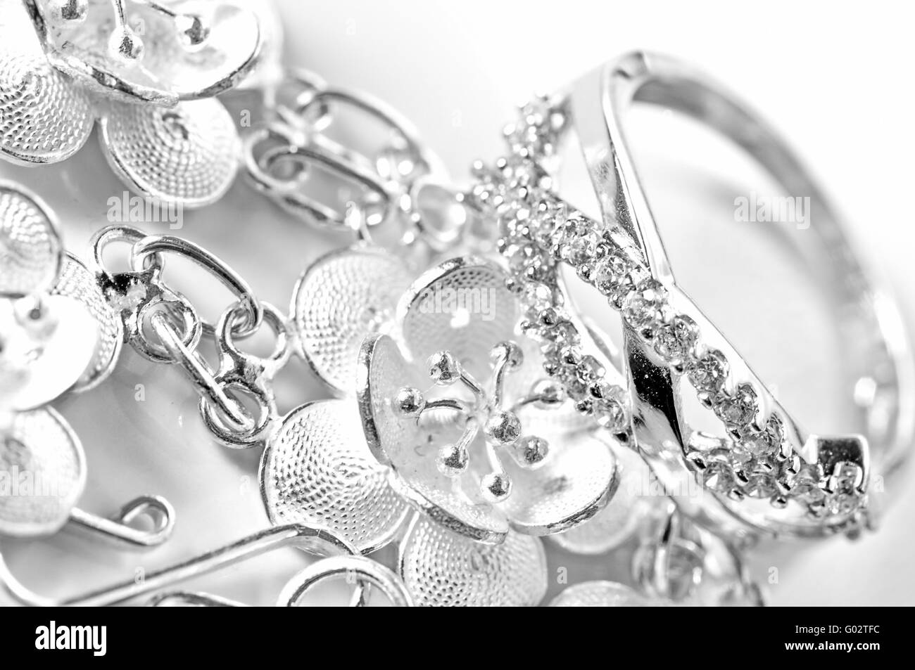 Weißgold Schmuck Ring und Armband in weißem Rücken Stockfoto