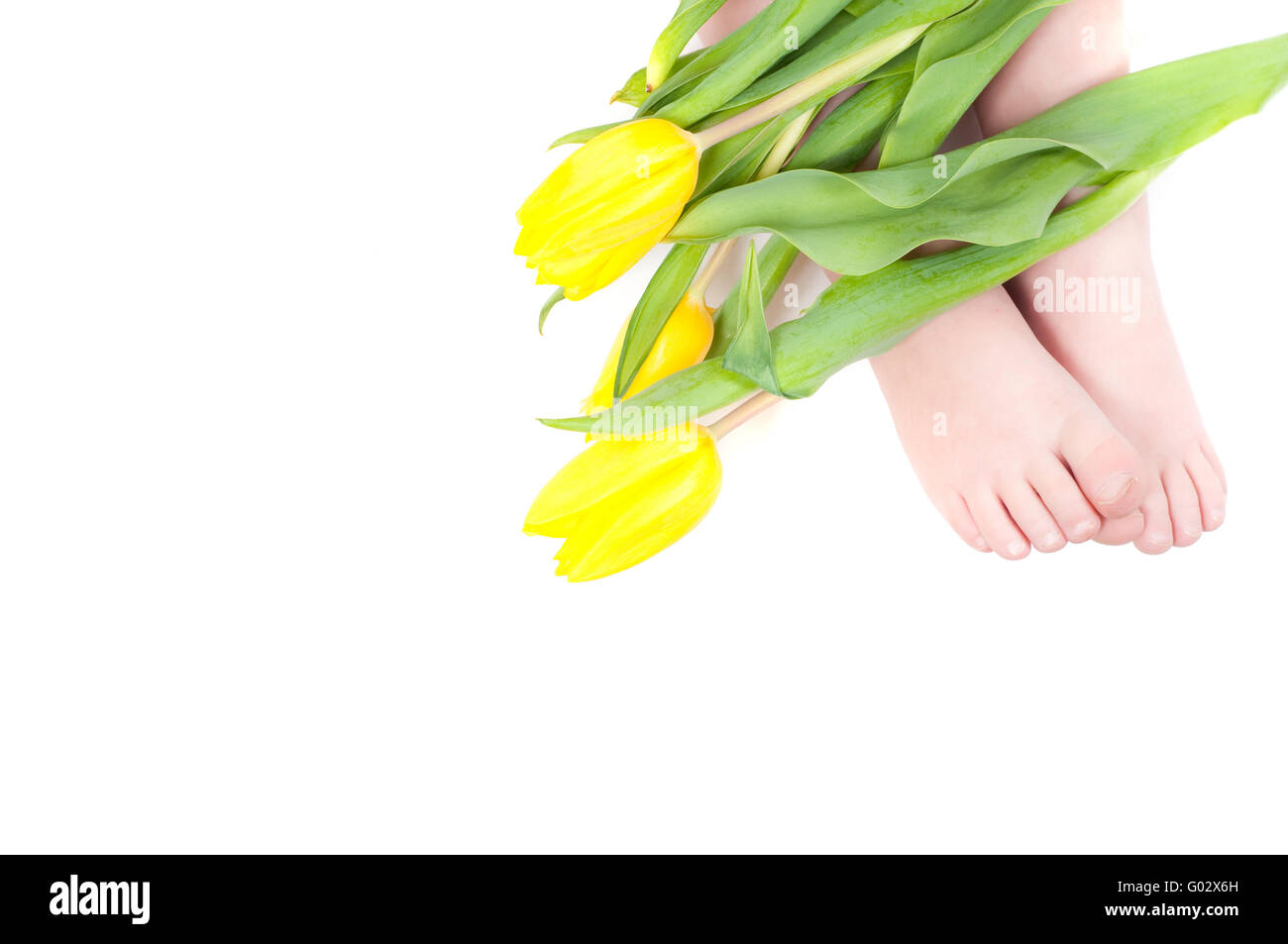 Studioaufnahme von kleinen Mädchen Füße mit Blumen Stockfoto
