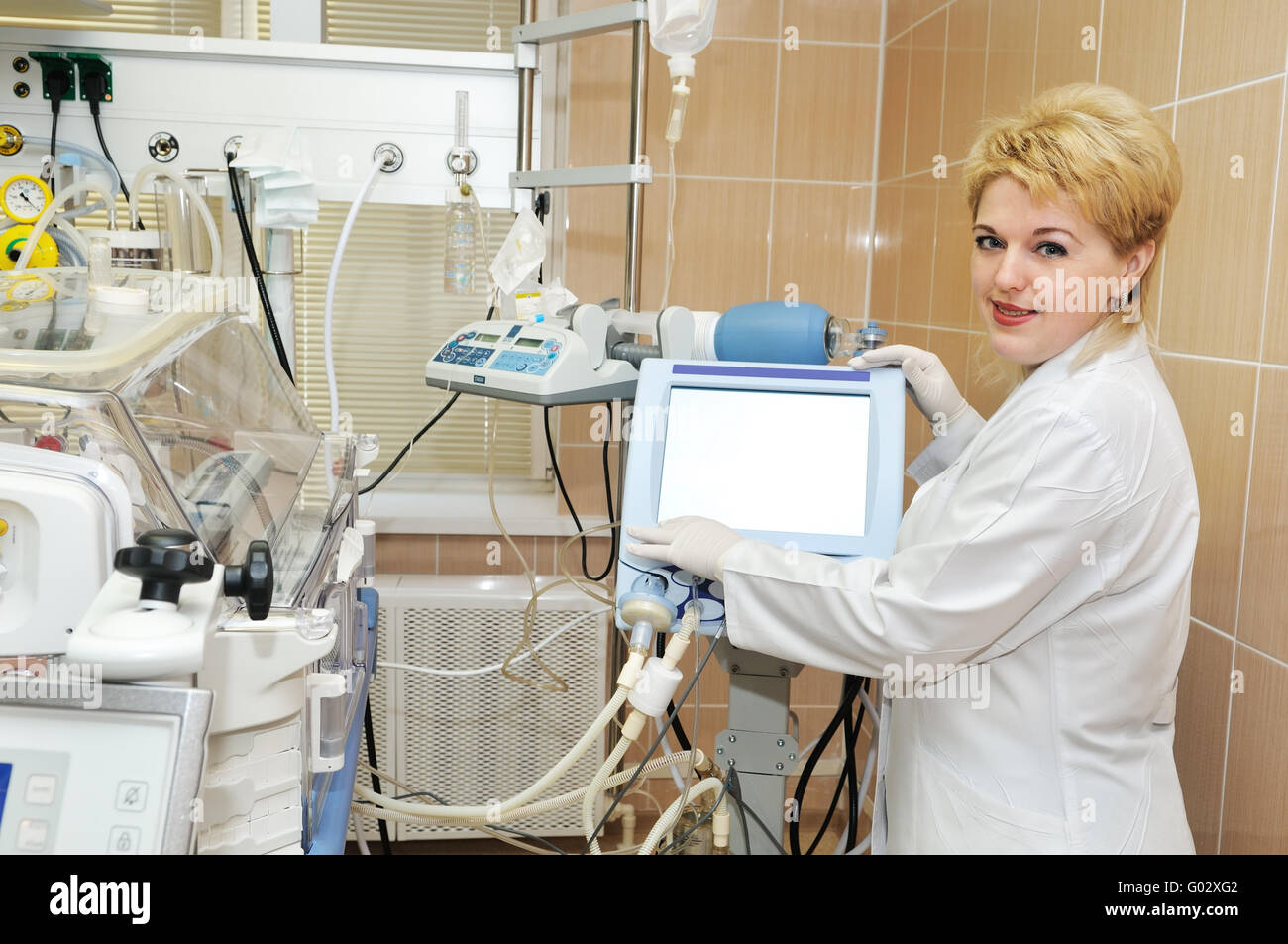 Medic-Arzt mit Ausrüstung für die Beatmung Stockfoto