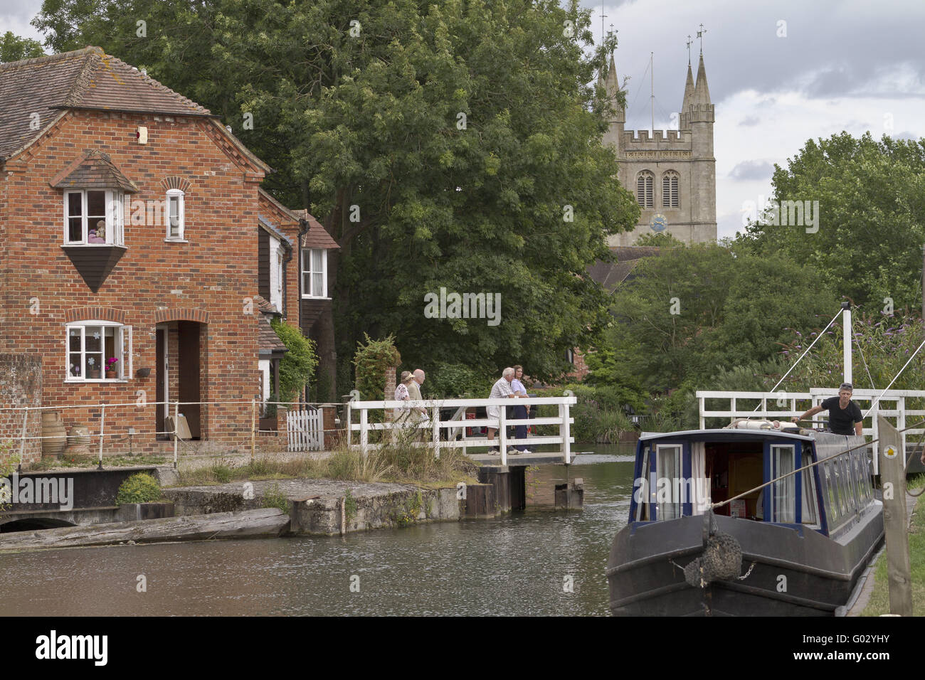 UK Newbury Barge Open Drehbrücke auf der Durchreise Stockfoto