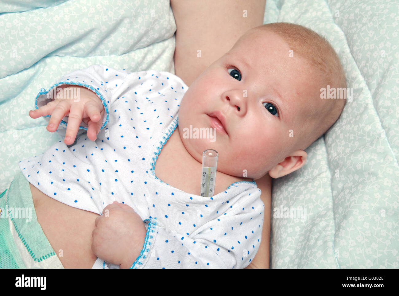 Messung der Körpertemperatur, das kranke Kind von 4 Monaten Stockfoto