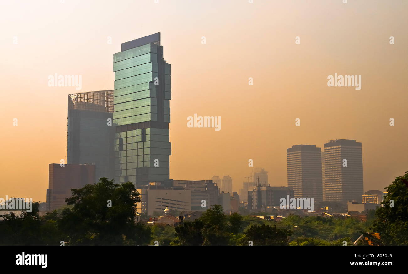 Jakarta-Wolkenkratzer-Skyline in der Abenddämmerung in orange Licht Stockfoto