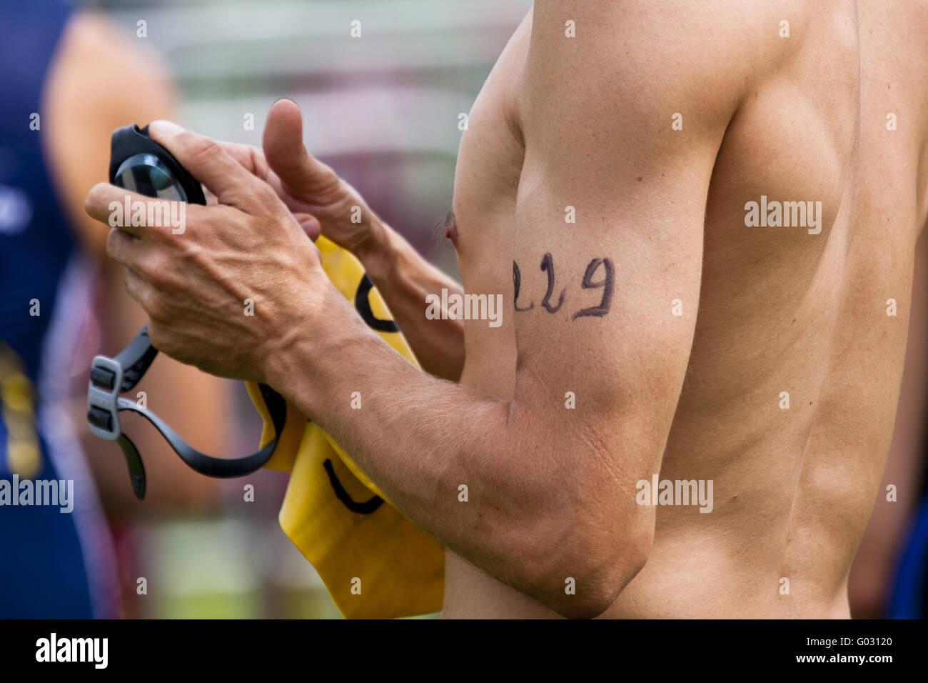 Nummer auf dem Arm ein Triathlon-Schwimmer Stockfoto