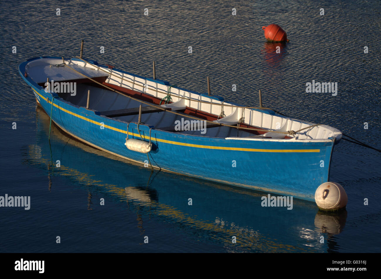 ein blaues Boot vor Anker im Hafen Socoa Stockfoto