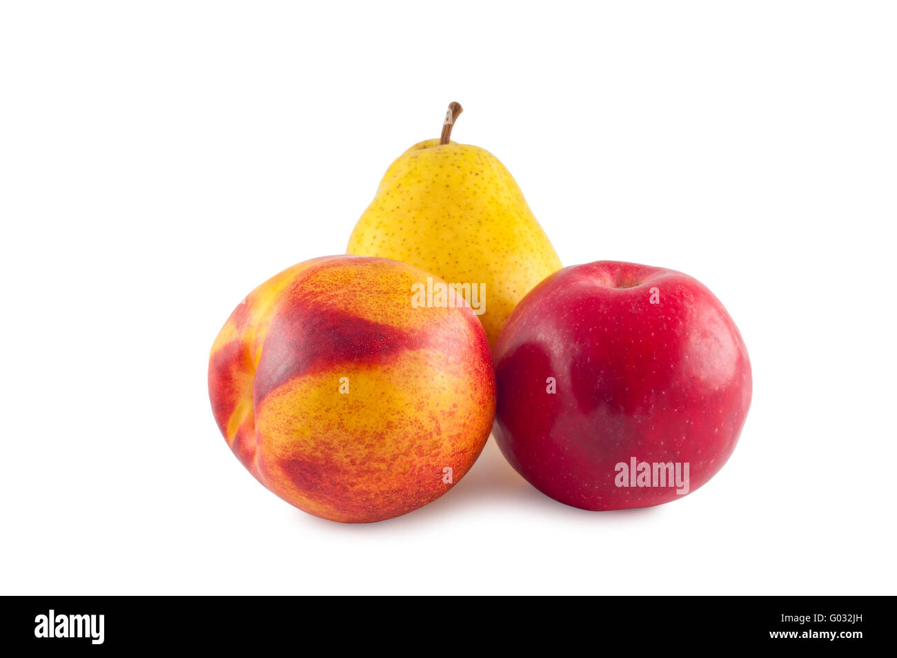 Pfirsich-Apfel-Birne isoliert auf weißem Hintergrund. Stockfoto
