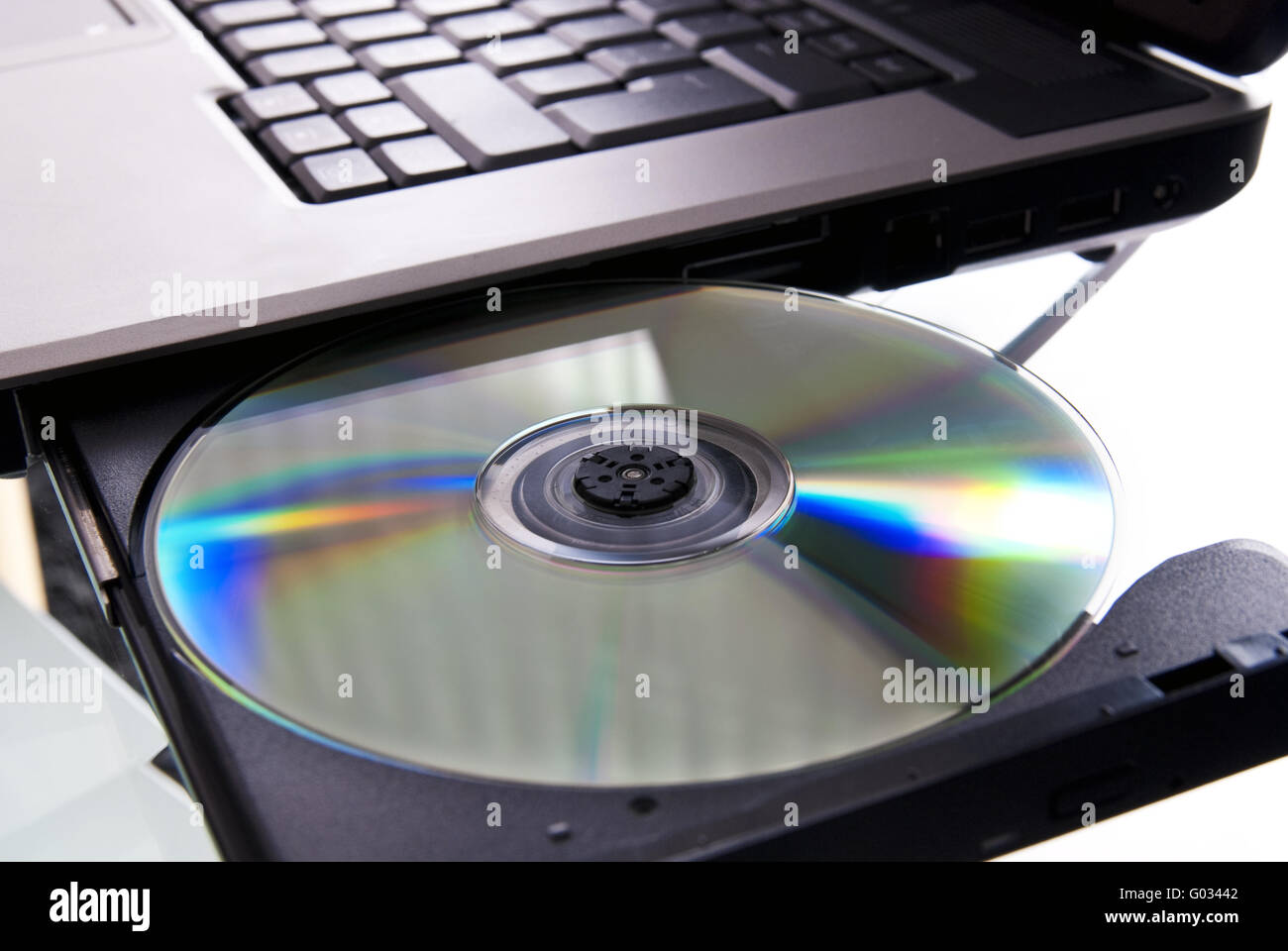 Laptop mit CD-Laufwerk und öffnen Sie die eingelegte CD Stockfoto