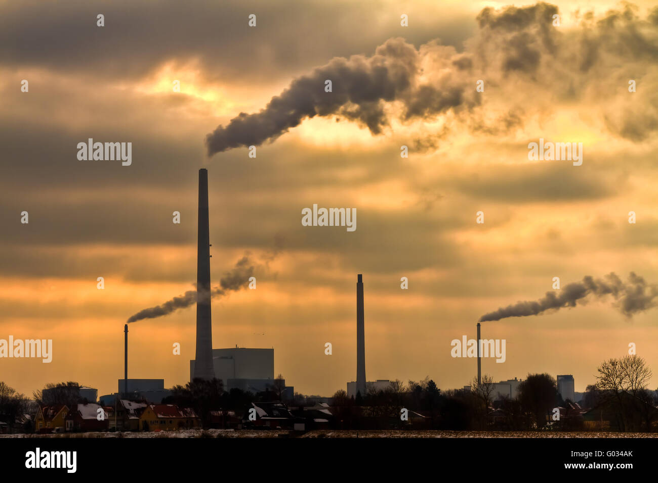 Kraftwerk mit brennenden gelben Himmel hinter Stockfoto