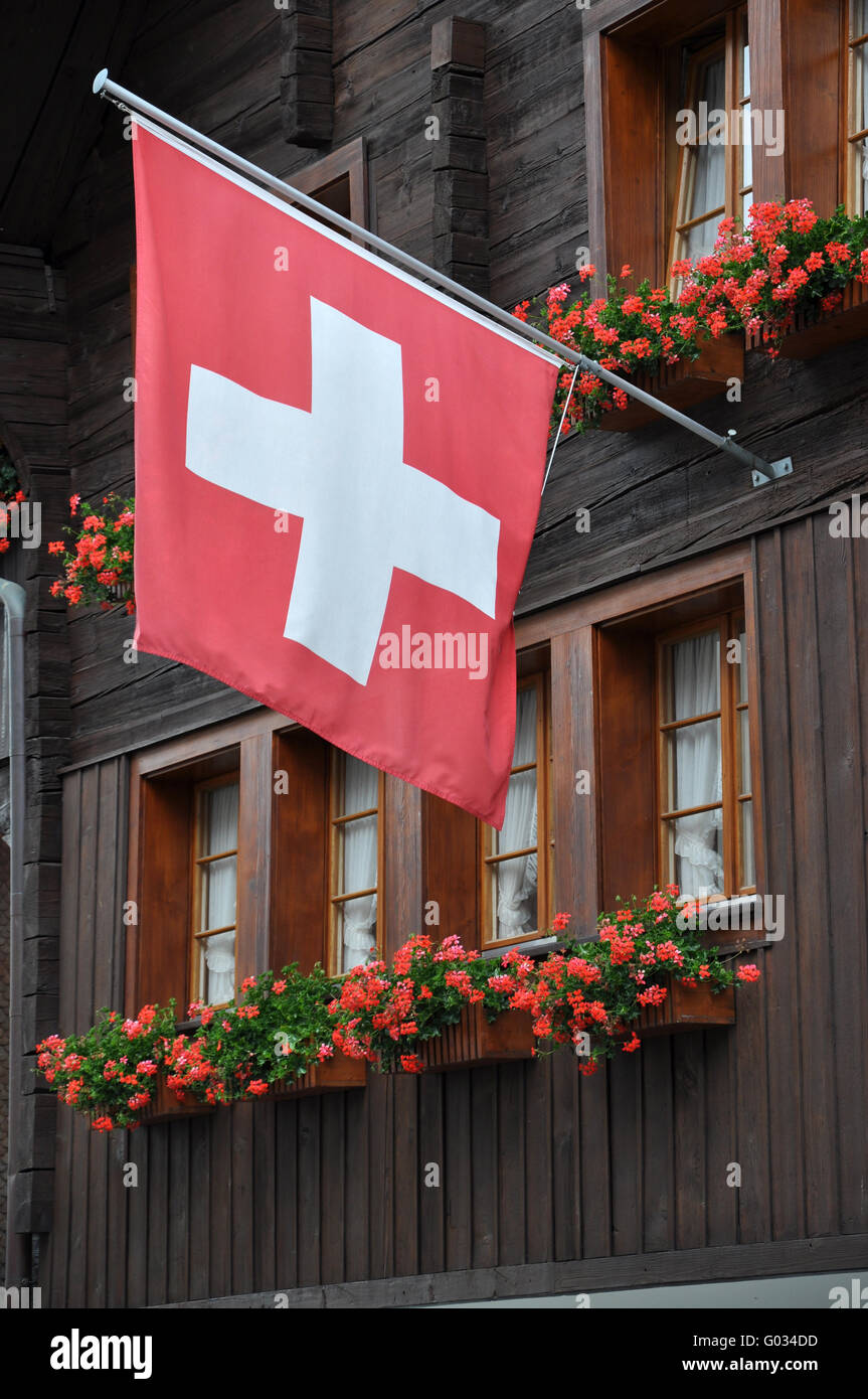 rote Flagge mit Geranium, andermatt Stockfoto