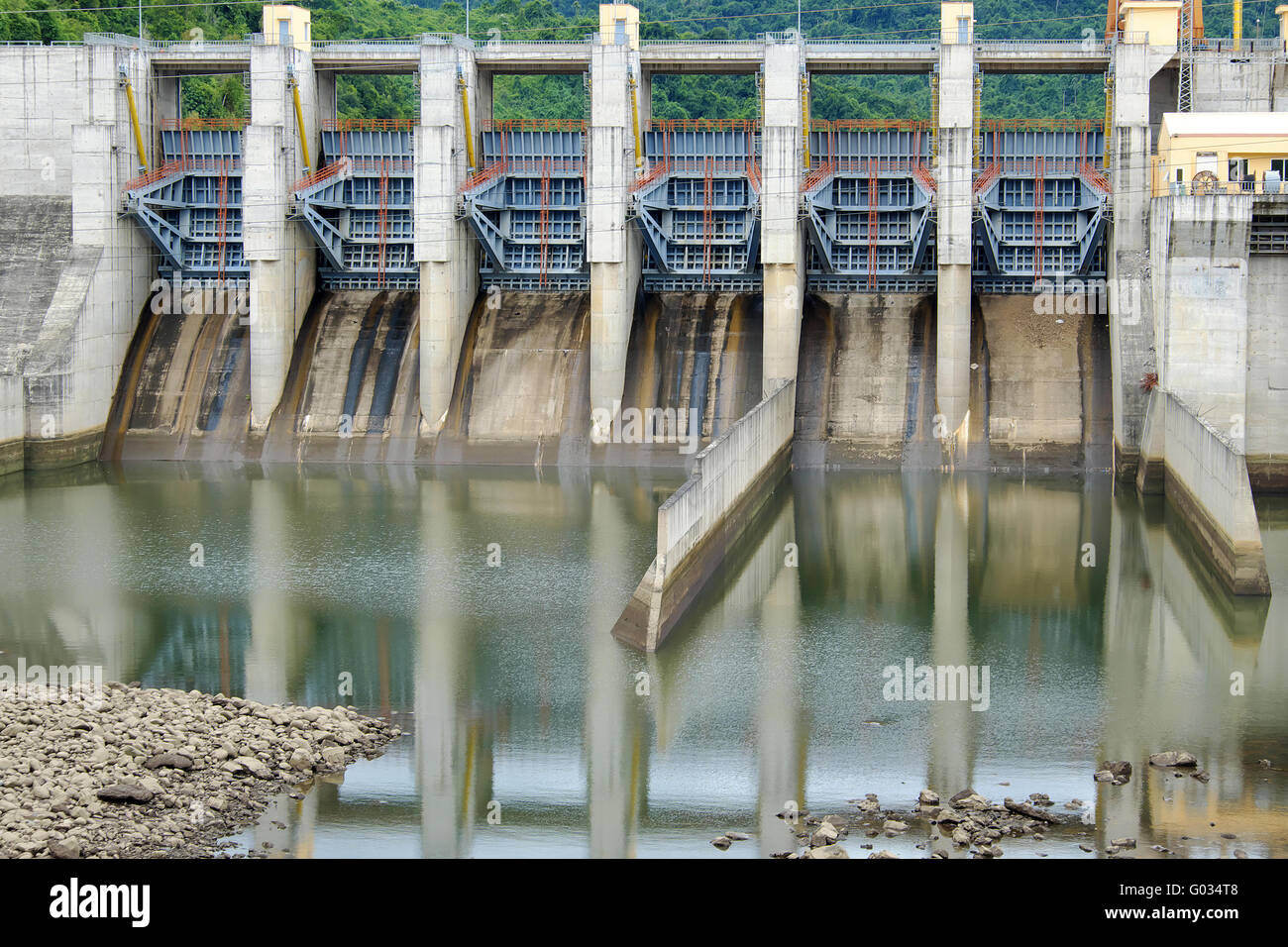 Wasserkraftwerk Song Bung auf Ho Chi Minh Trail, Quang Nam, Viet Nam, große Hochwasserentlastung und Wasserbehälter zum Produkt Energie Stockfoto