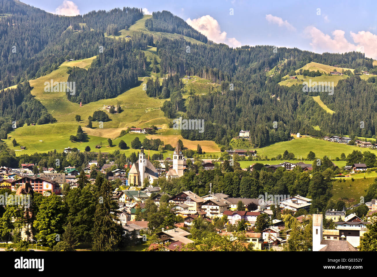 Österreich Kitzbühel Teil der Stadt vom Berg aus gesehen Stockfoto