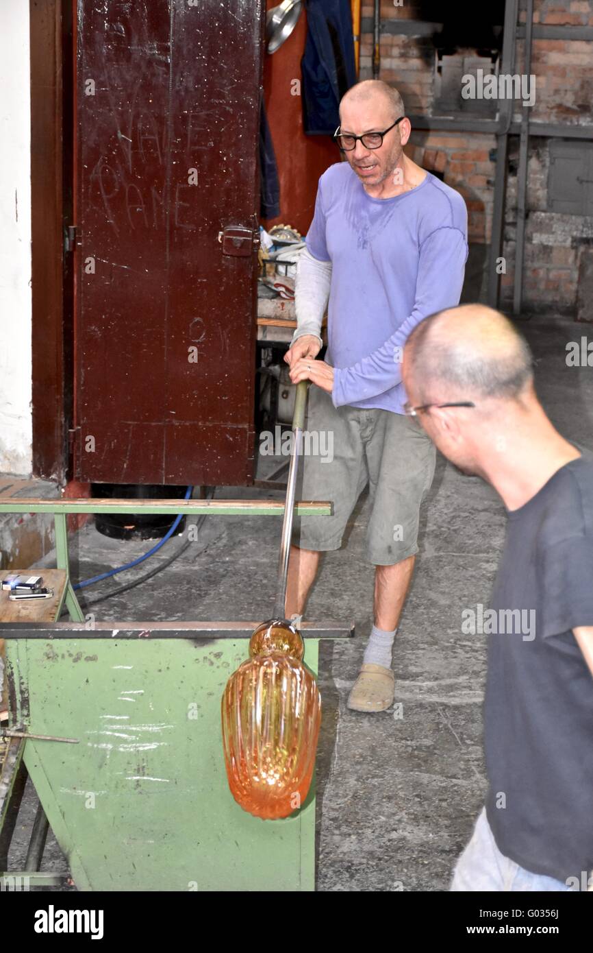 Glasbläser Machen von Glas bei der Glasfabrik auf der Insel Murano, Italien Stockfoto