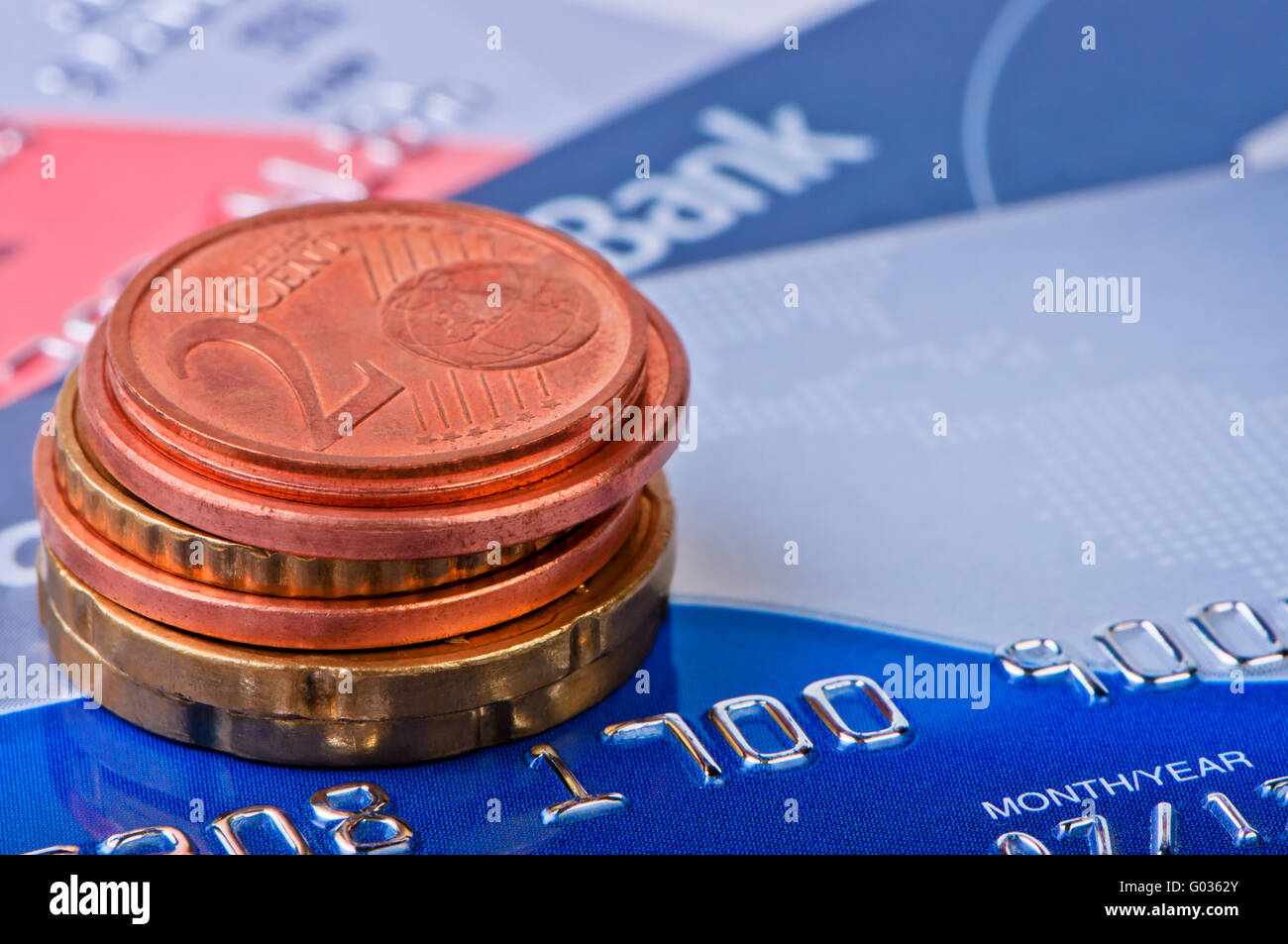 Haufen Münzen Cent und Kreditkarten. Stockfoto