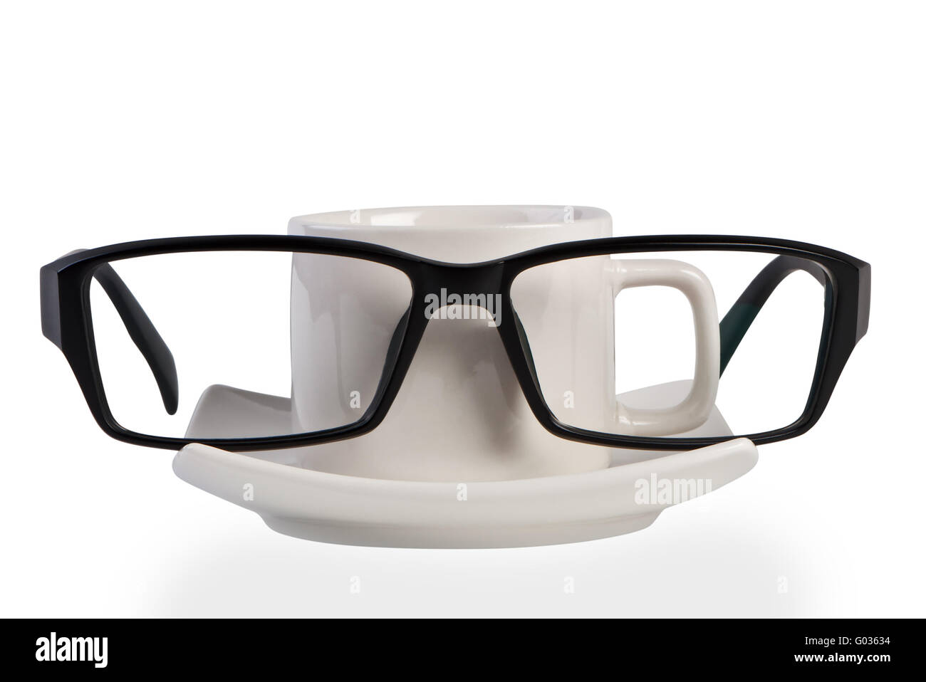 Brillen und Kaffeetasse isoliert auf einem weißen Hintergrund. Stockfoto
