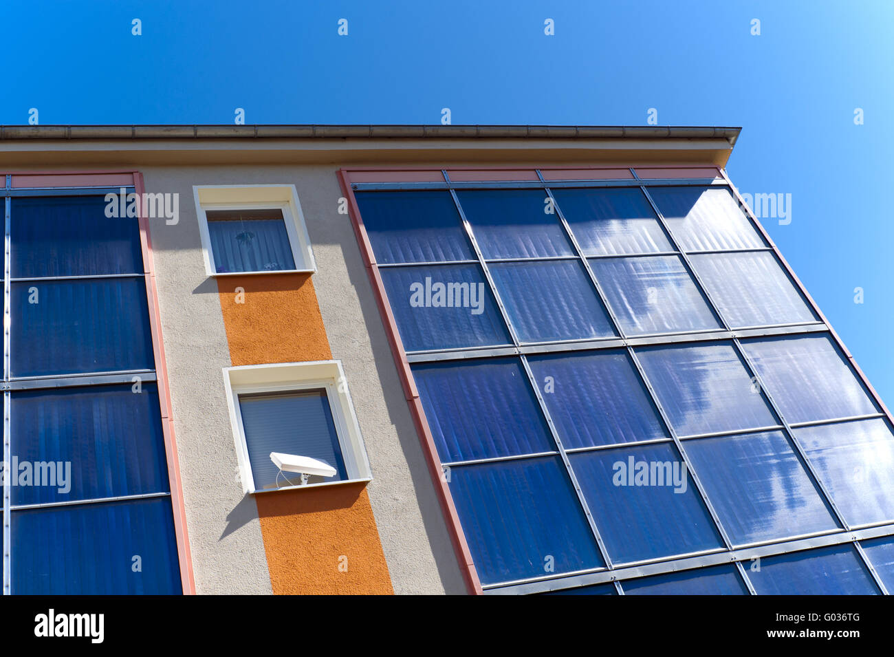 Mehrfamilienhaus mit Sonnenkollektoren am Giebel Stockfoto