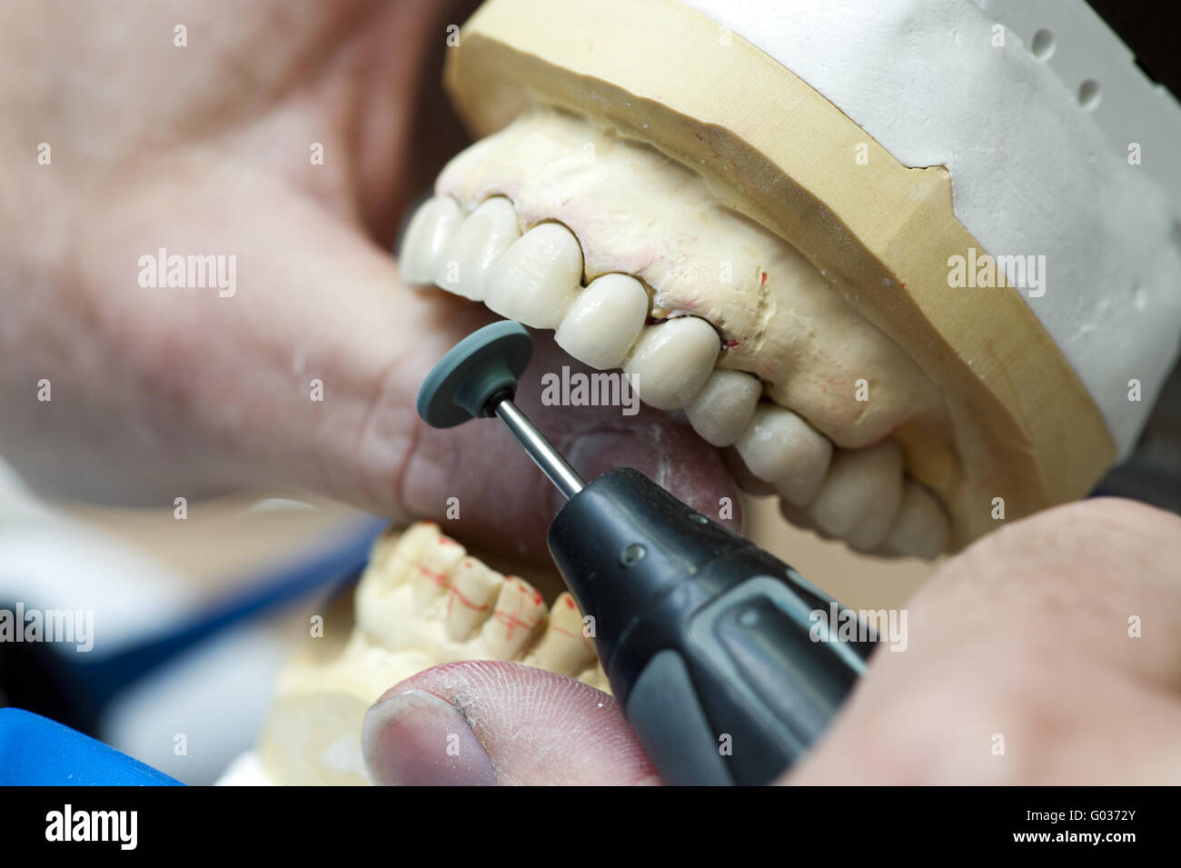 Korrekturschleifen des fertigen feuerte Keramik cro Stockfoto