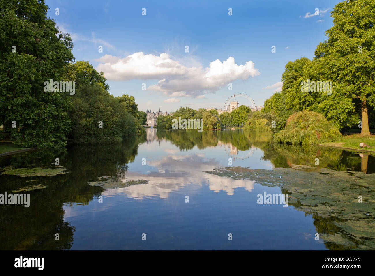 St. James Park mit dem London Eye und Horse Guards Bu Stockfoto