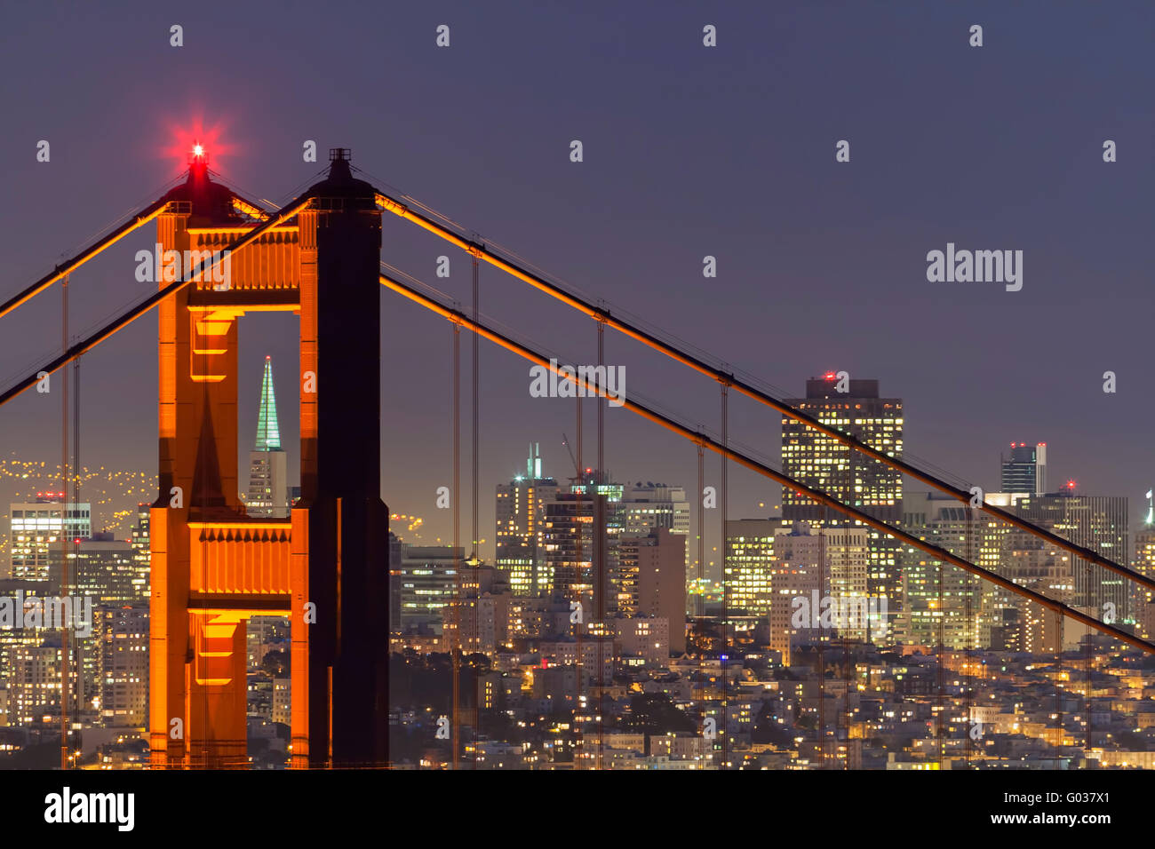 TransAmerica Building durch die Golden Gate Bridge Stockfoto