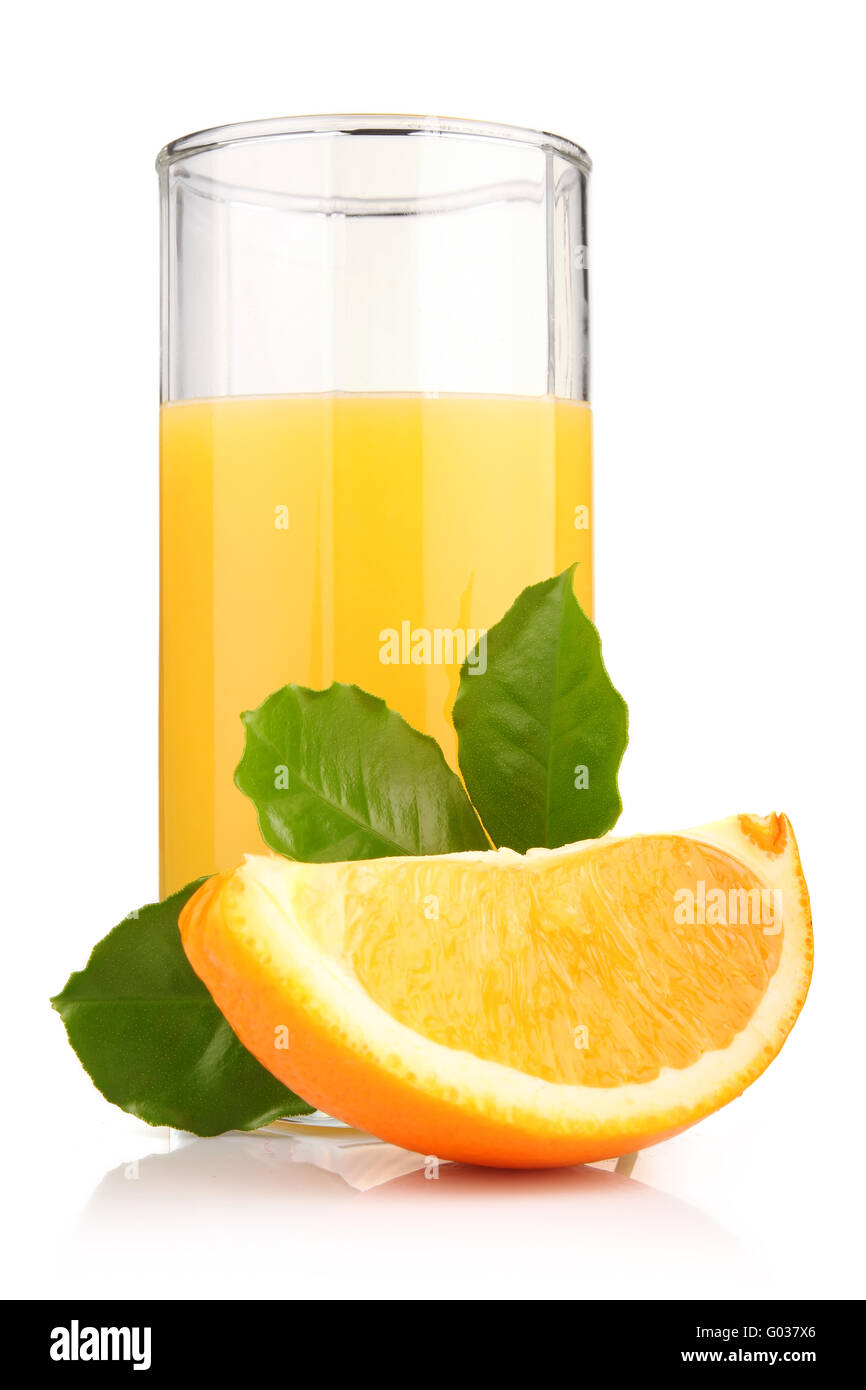 Glas Orangensaft und orange Früchte mit grünen Blätter isoliert Stockfoto