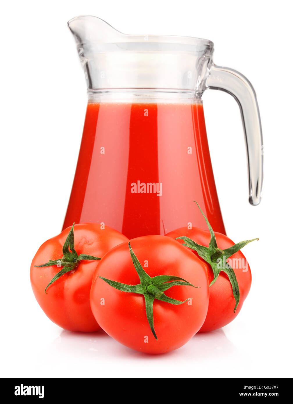Krug mit Tomatensaft und Früchte mit grünen Blätter isoliert Stockfoto