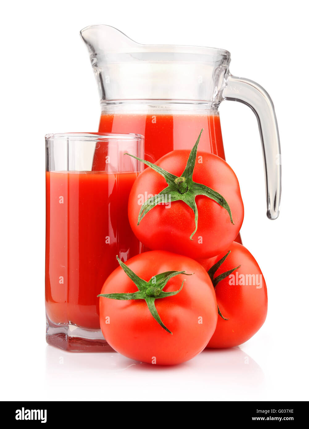 Krug, Glas Tomatensaft und Früchte mit grünen Blätter isoliert Stockfoto