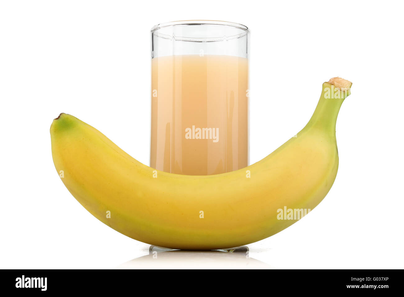 Volles Glas Bananensaft und Früchten isoliert Stockfoto