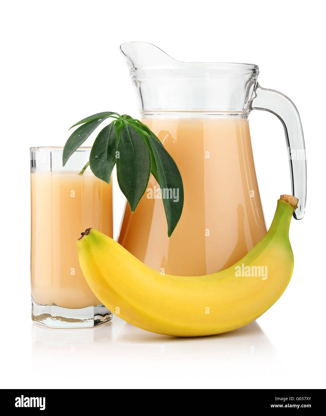 Volles Glas und Krug mit Bananensaft und Früchten isoliert Stockfoto