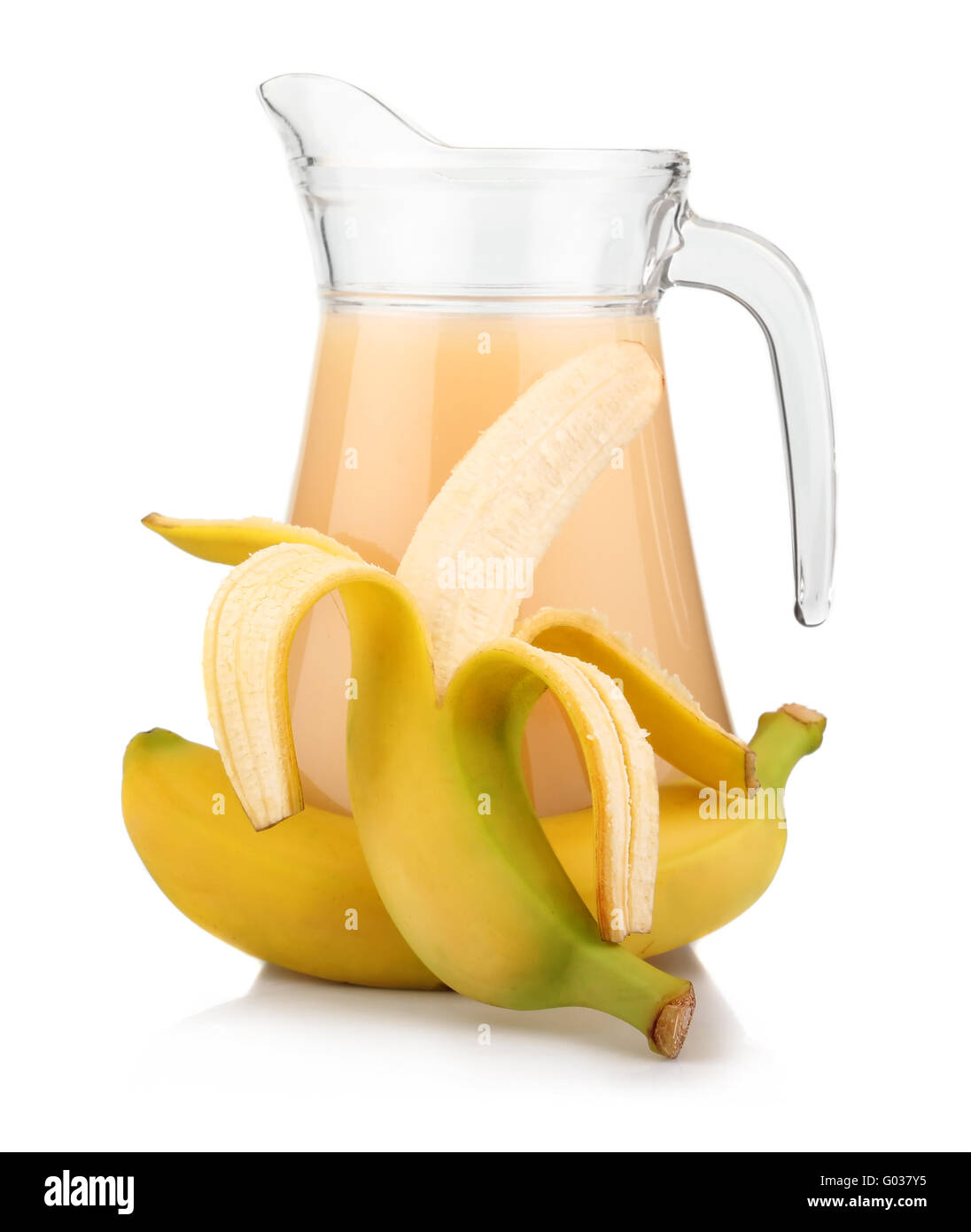 Volle Kanne Bananensaft und Früchten isoliert auf weiss Stockfoto