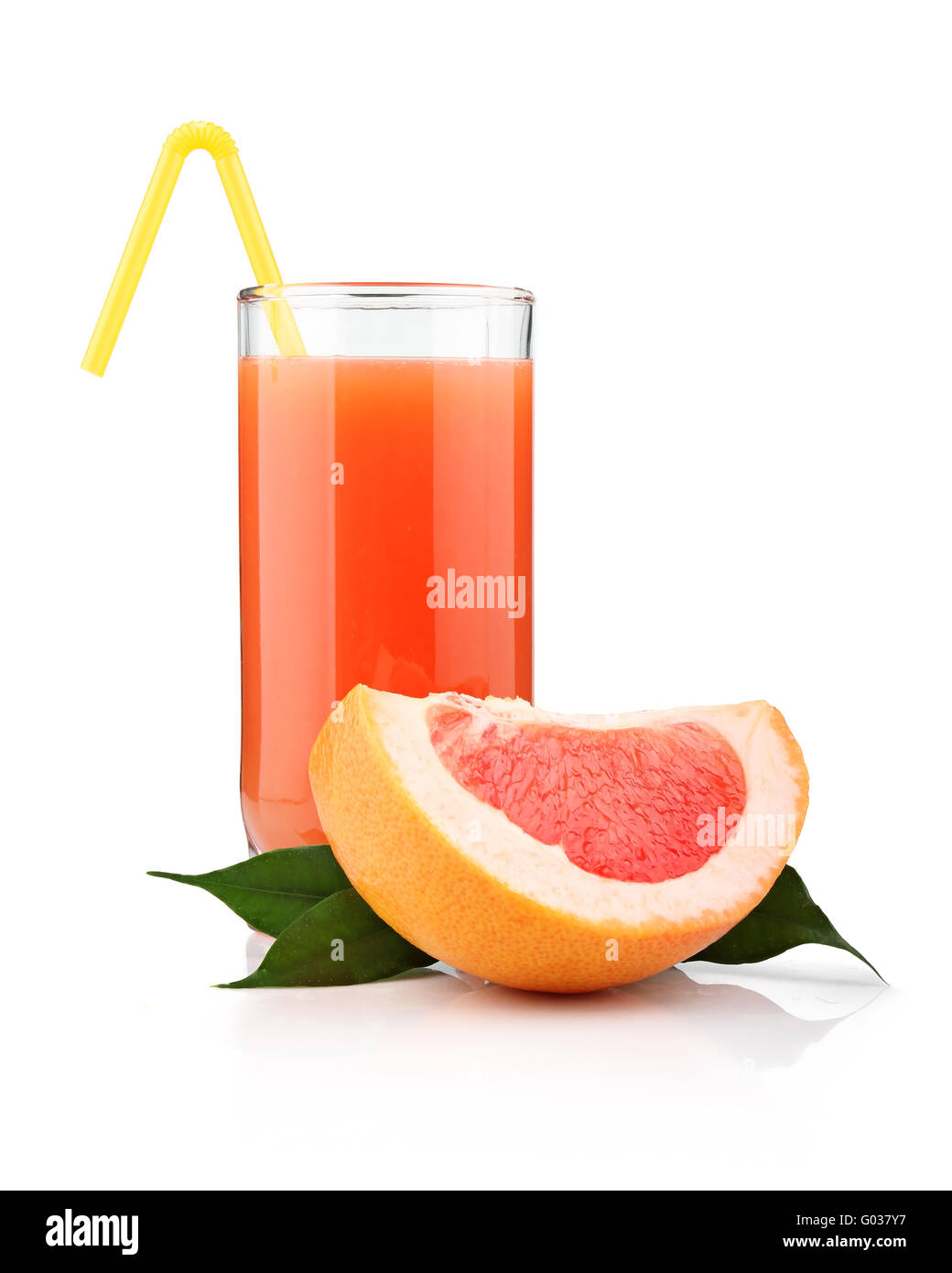 Volles Glas Grapefruitsaft und Früchten isoliert Stockfoto