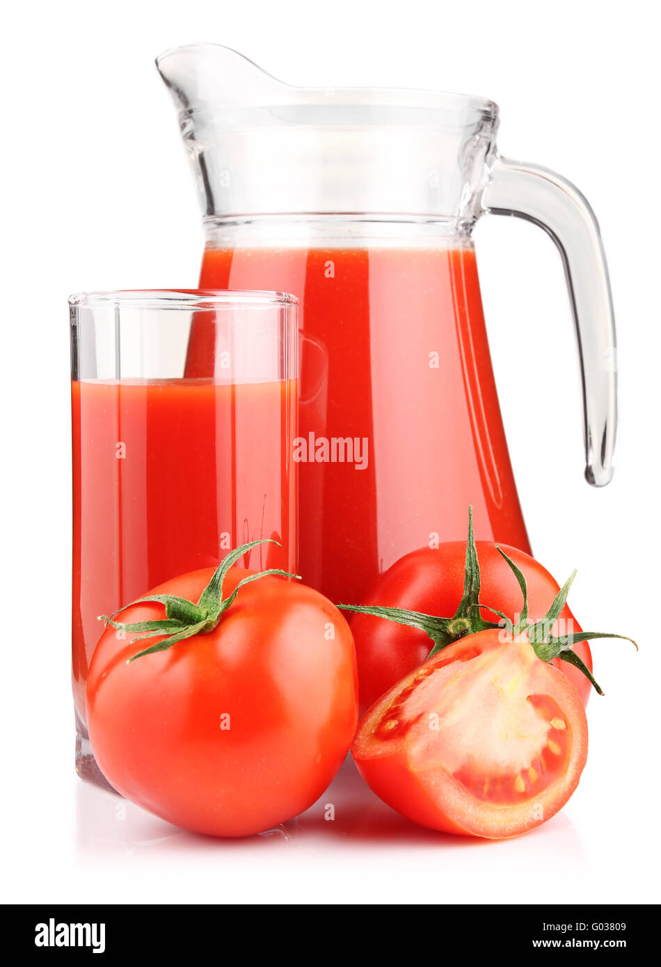 Krug, Glas Tomatensaft und Gemüse isoliert Stockfoto