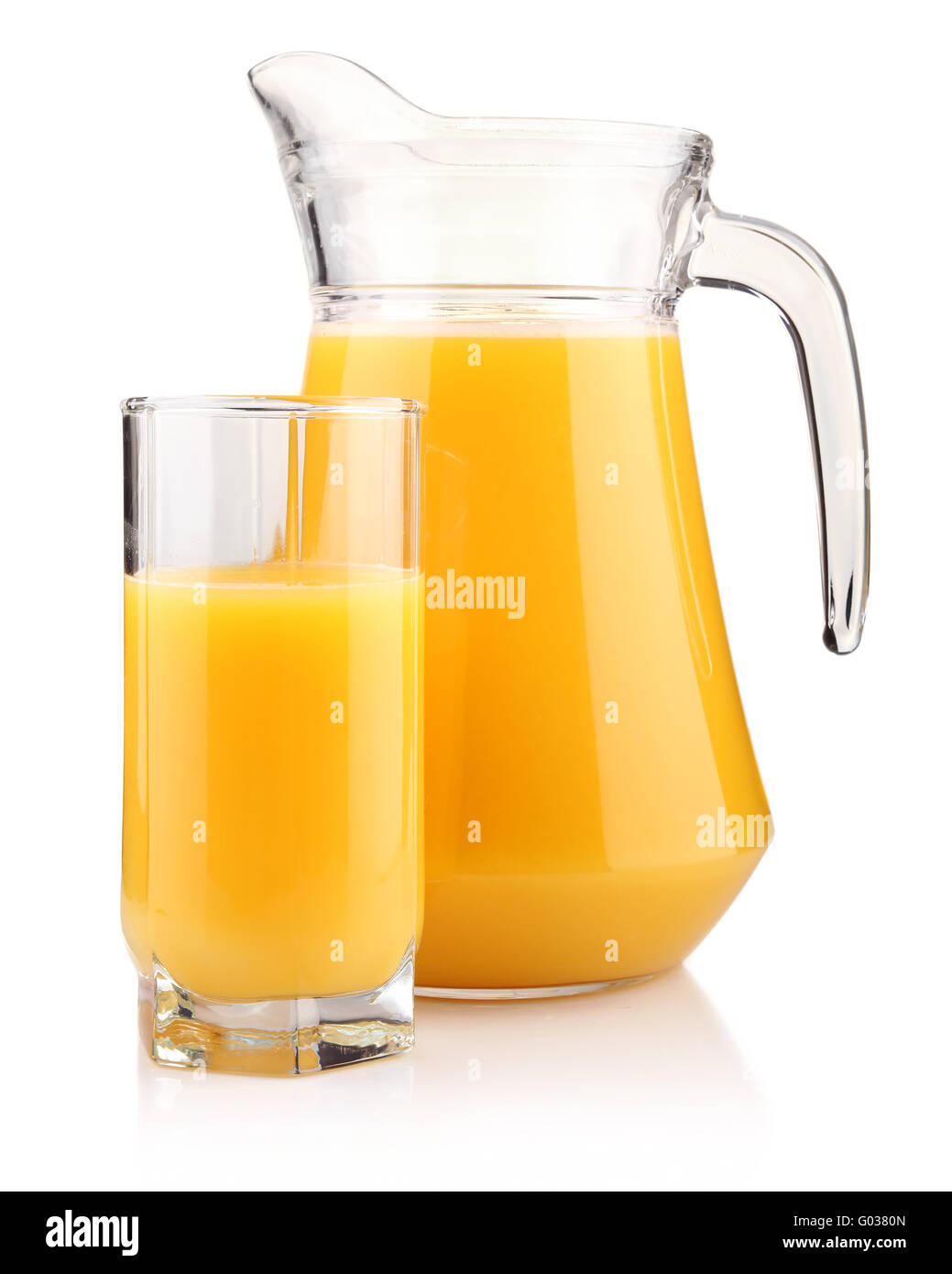 Krug und Glas Orangensaft isoliert auf weiss Stockfoto