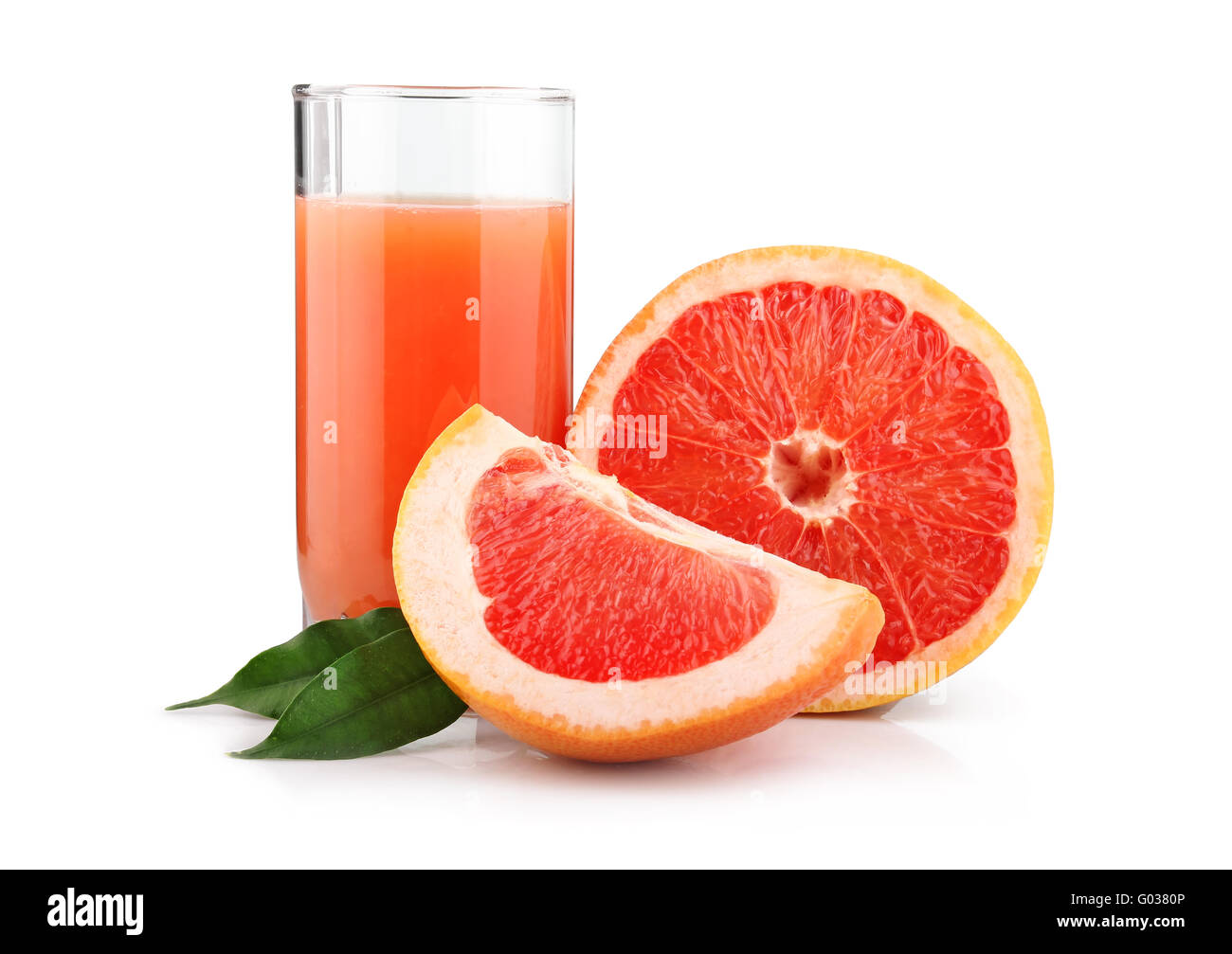 Volles Glas Grapefruitsaft und Früchten isoliert Stockfoto