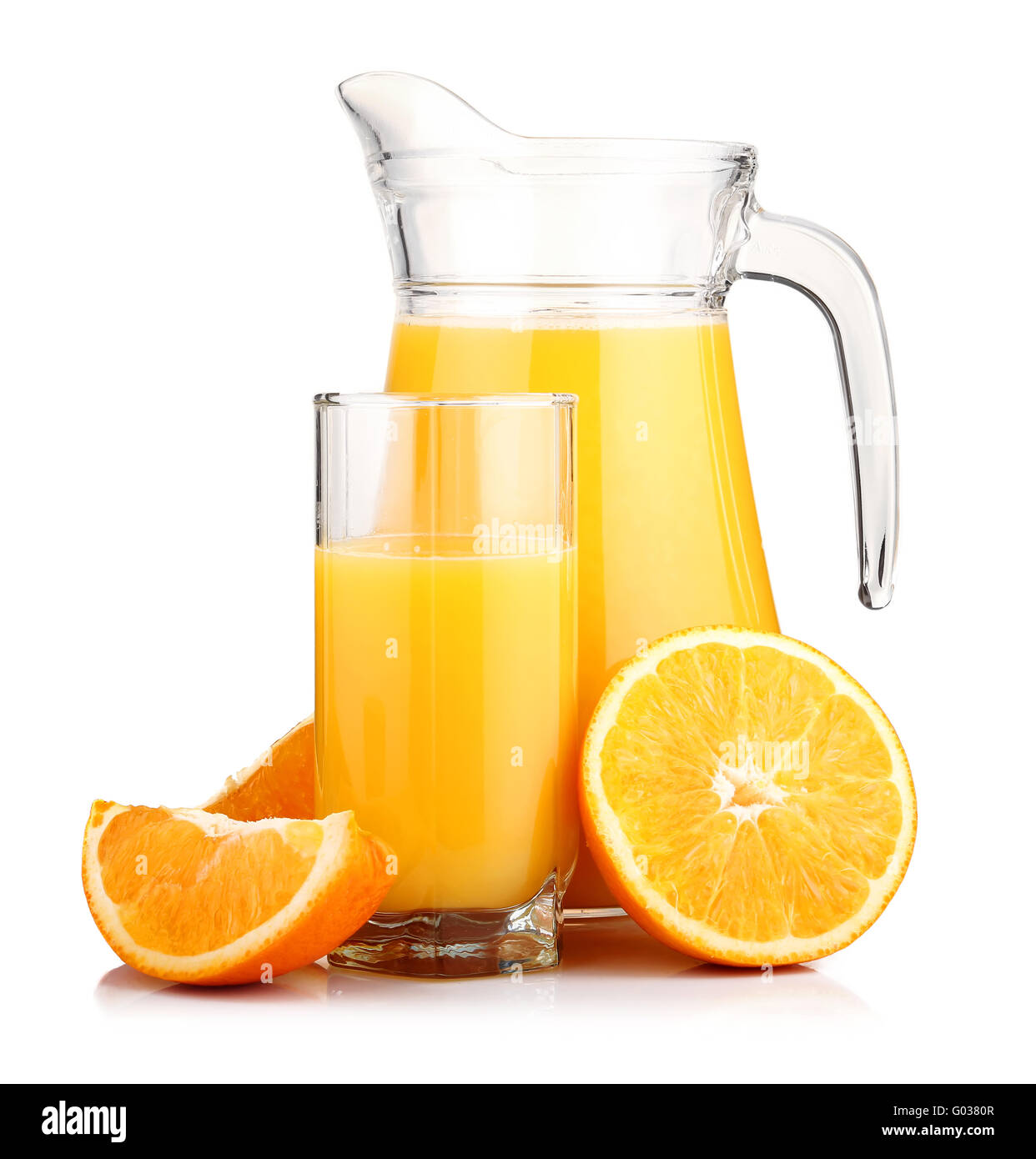 Krug mit Orangensaft und orange Früchte, isoliert Stockfoto