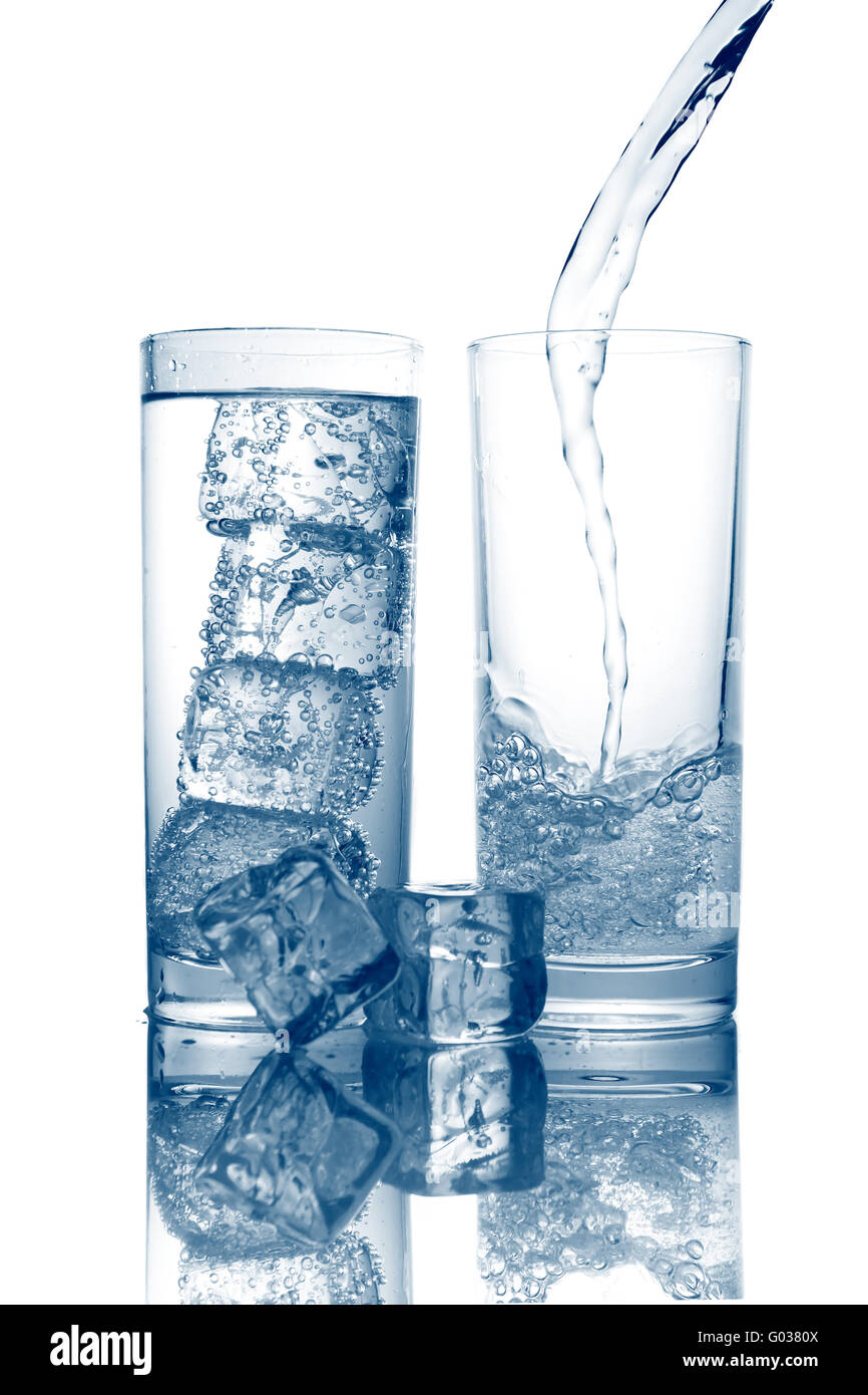 Gießen von frischem kaltem Wasser in einem Glas isoliert Stockfoto
