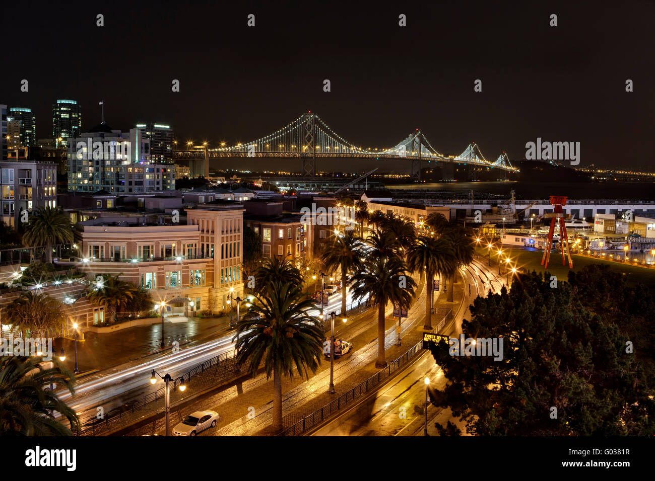 San Francisco Bay Bridge entlang dem Embarcadero in der Nacht Stockfoto