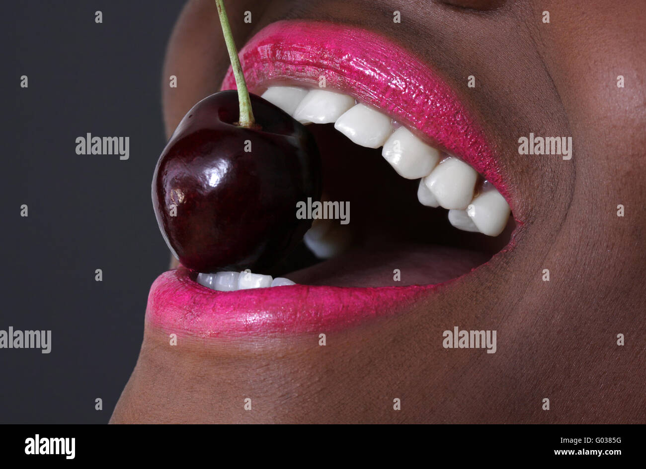 Nahaufnahme mit Kirsche in Mund Stockfotografie - Alamy