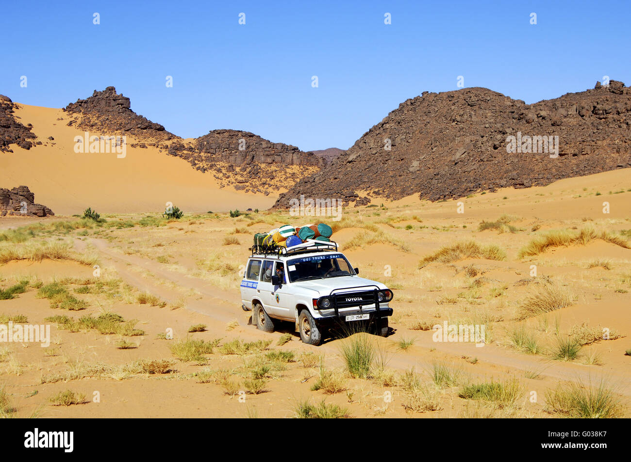 Off-Road-Fahrzeug auf einer einsamen Straße von Sahara Stockfoto