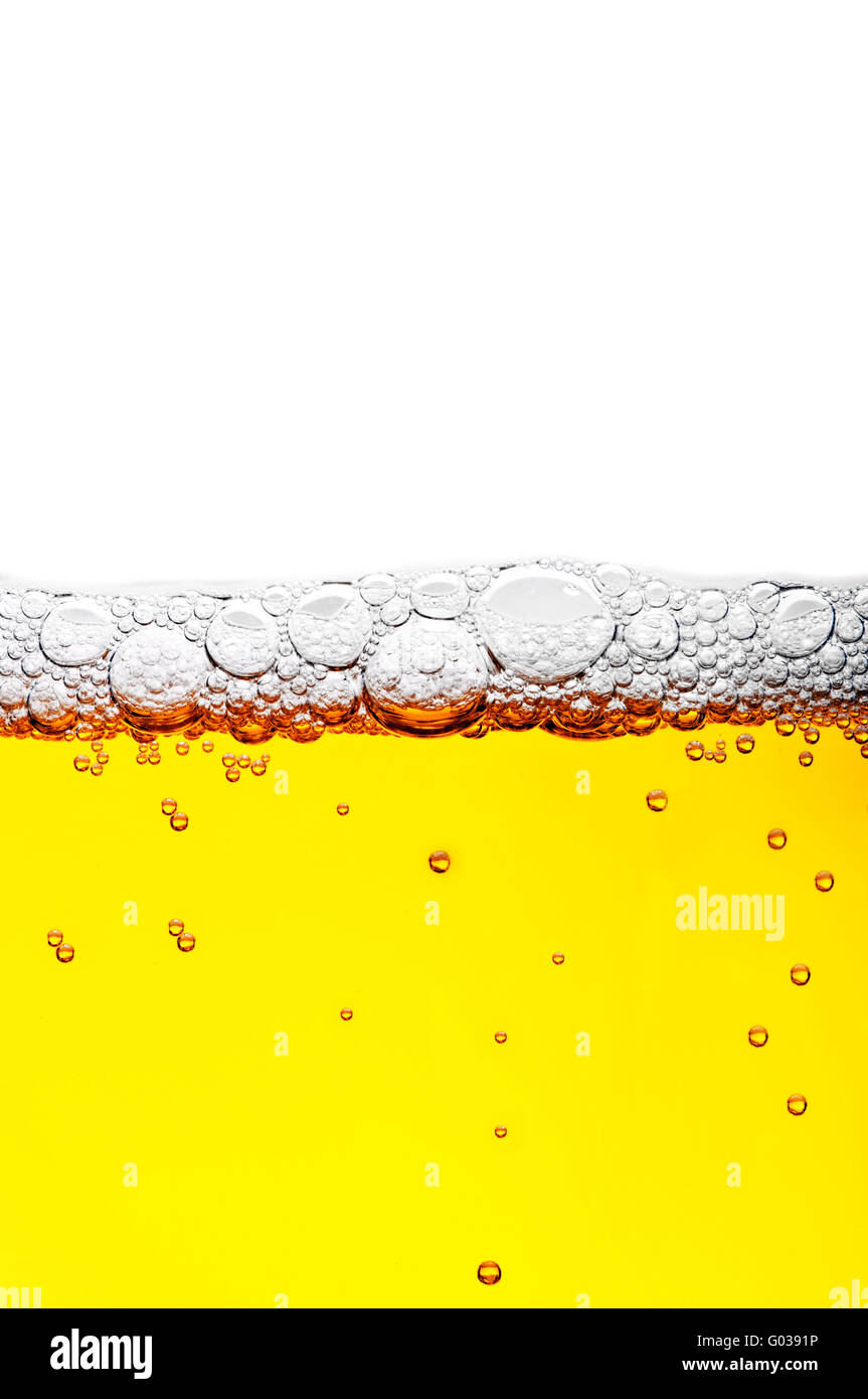 Nahaufnahme Schuss gelb Bier mit Schaum und Bläschen Stockfoto