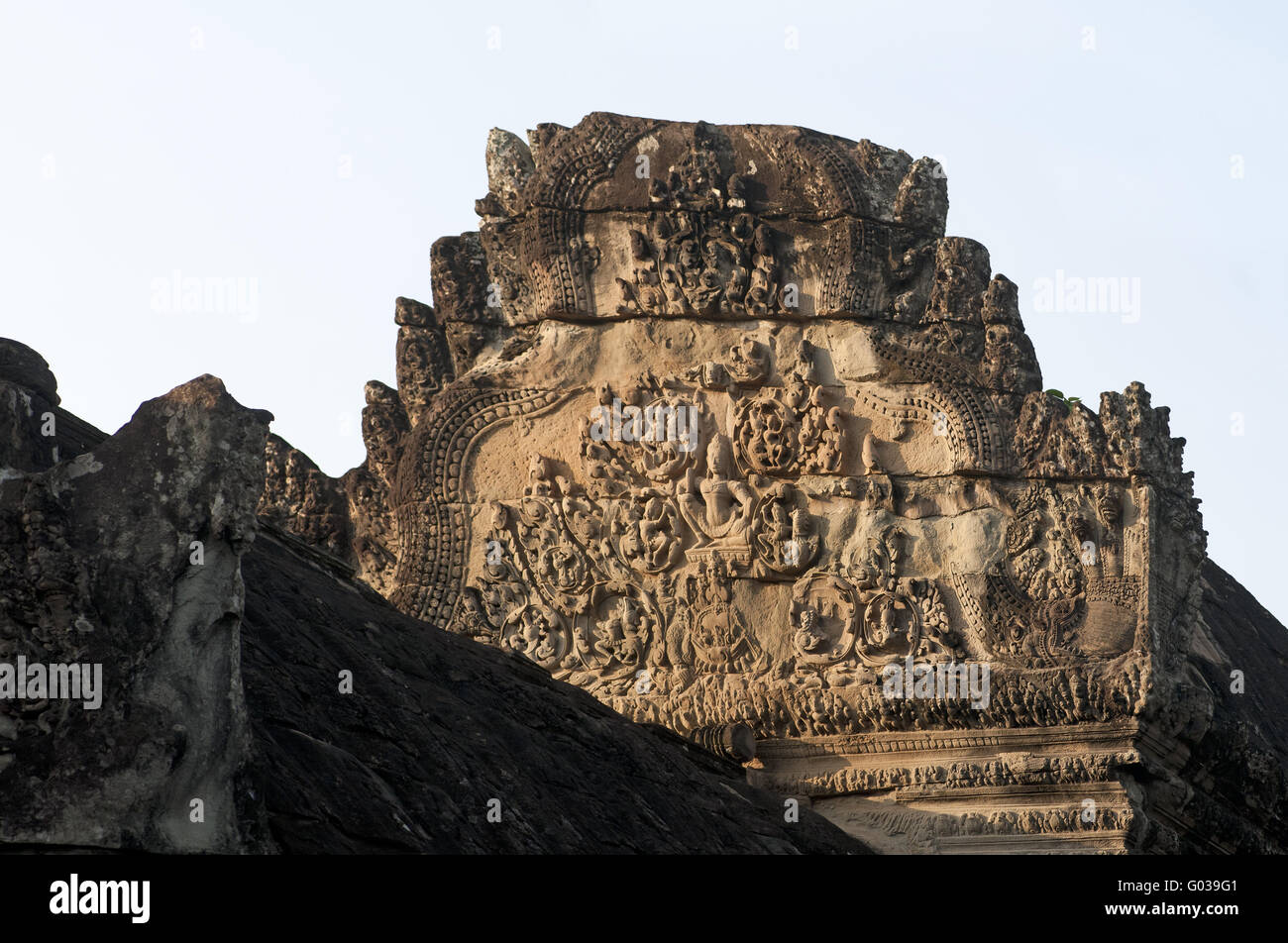 Giebel mit Steinmetzarbeiten, Angkor Wat, Kambodscha Stockfoto