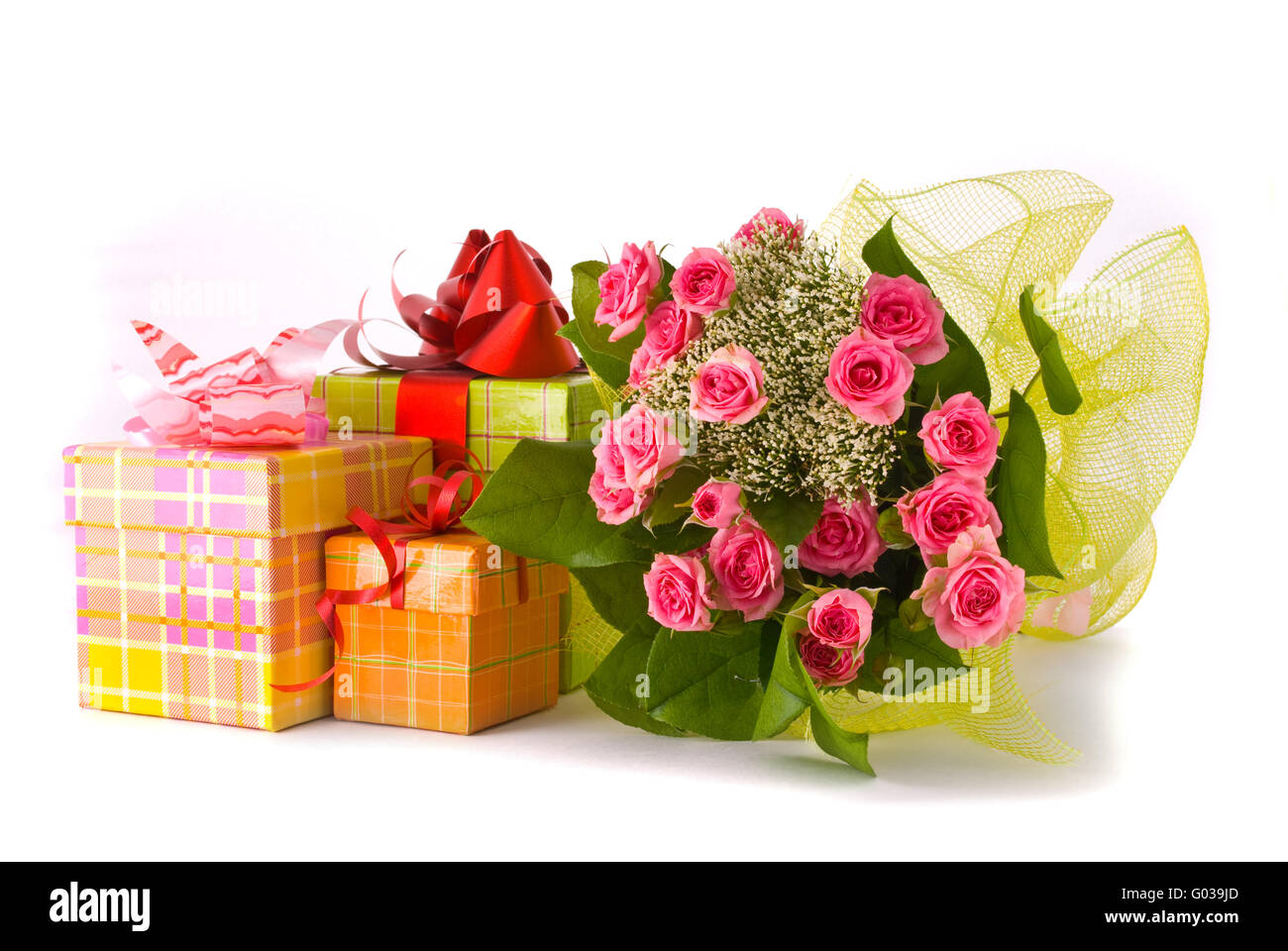 Schöne Rosen und Geschenkkartons auf weißem Hintergrund Stockfoto