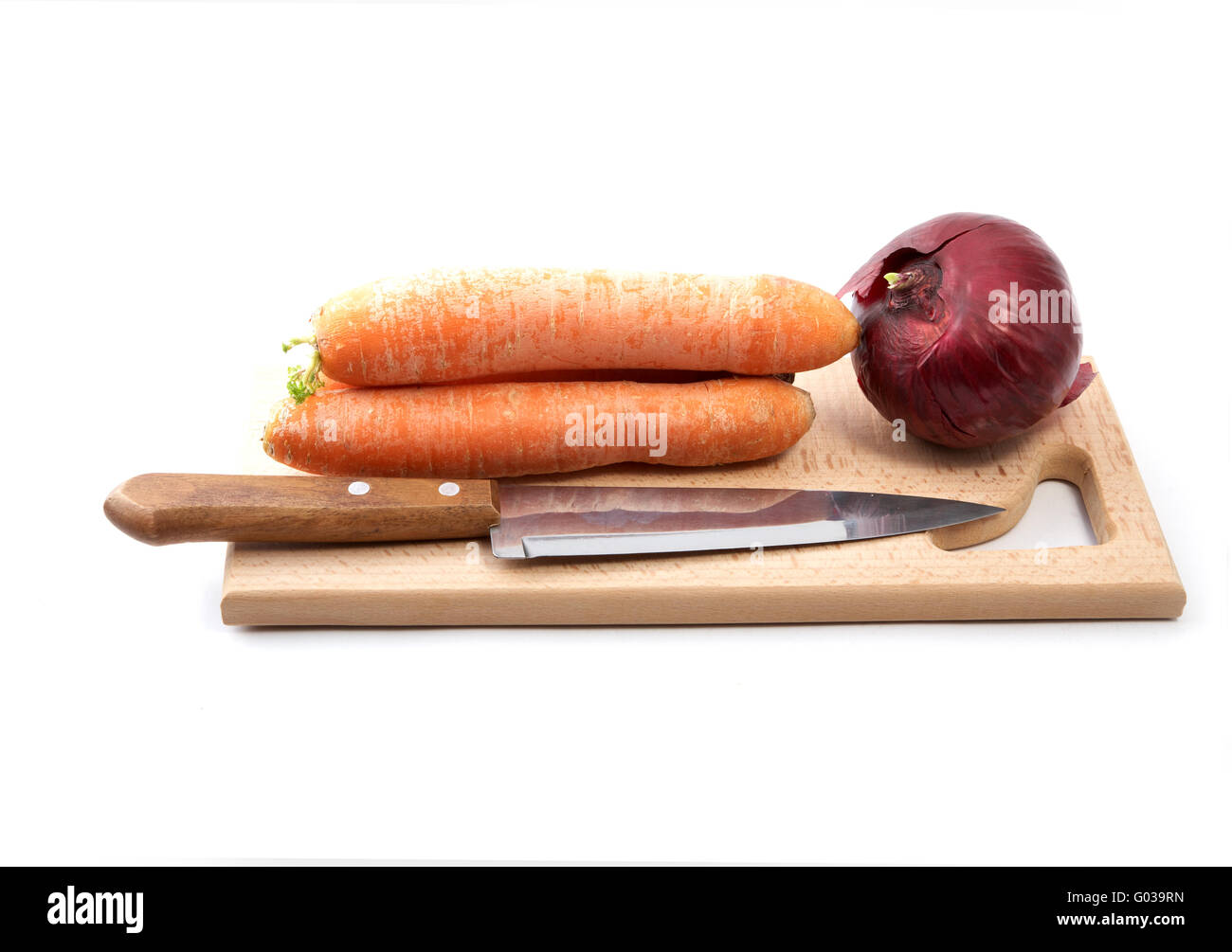 Eine Zwiebel Möhren und Messer auf einem Schneidebrett Stockfoto