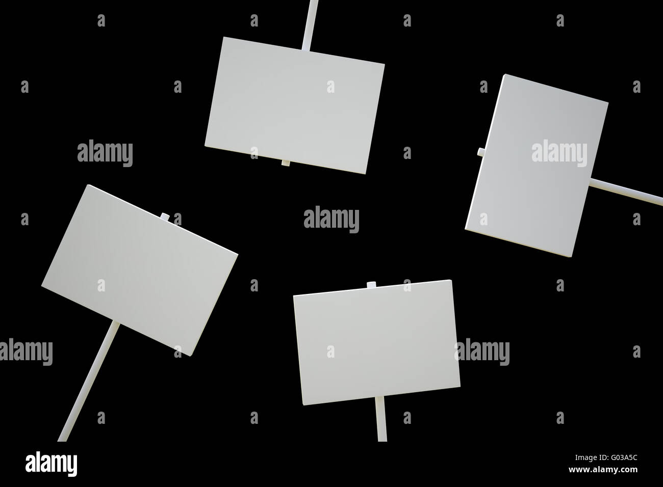 Vier isolierte leere Zeichen, die auf eine schwarze Fläche Stockfoto