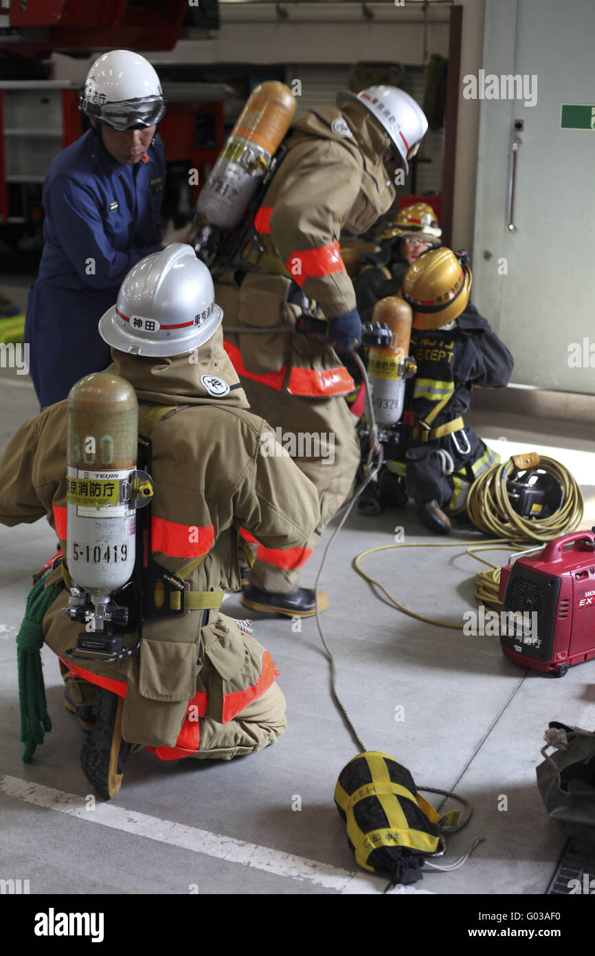 Gruppe der Feuerwehr bereit, das Gebäude zu betreten. Stockfoto