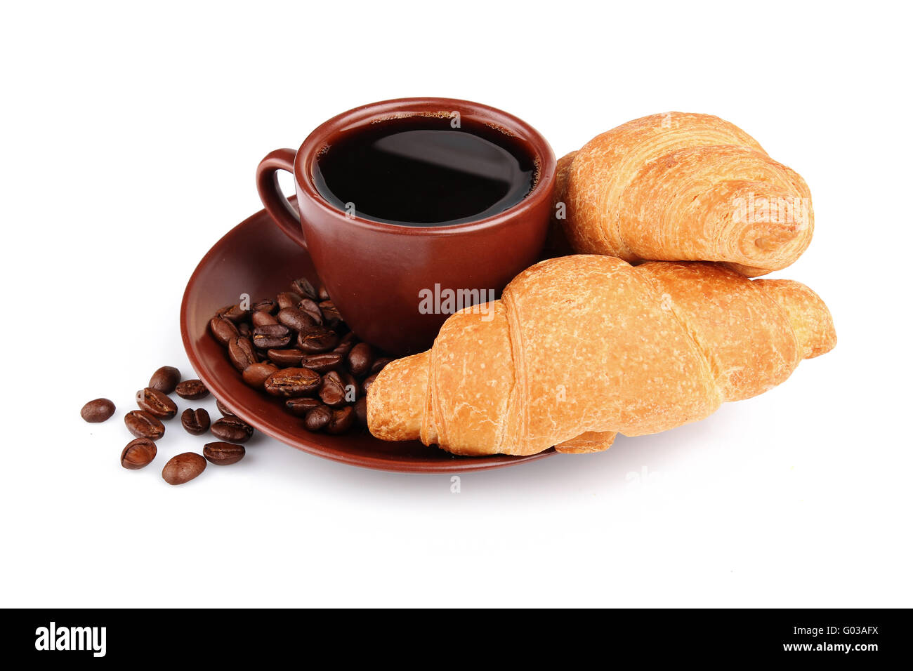 Croissants, Kaffee und Bohnen isoliert auf weiss Stockfoto