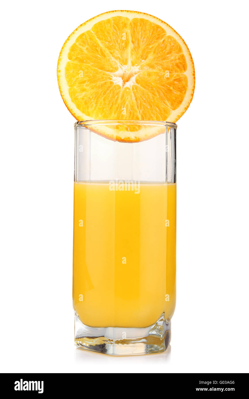 Glas Orangensaft und geschnittenen Orangen Früchten isoliert Stockfoto
