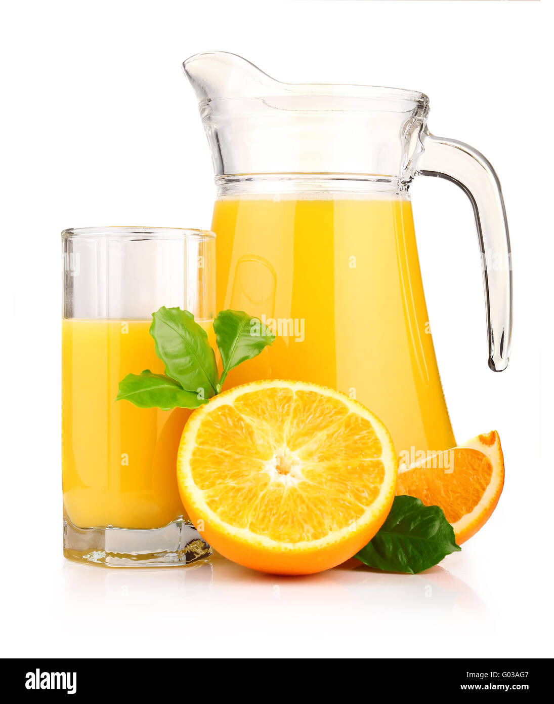 Krug, Glas Orangensaft und orange Früchte mit grünen Blätter isoliert Stockfoto