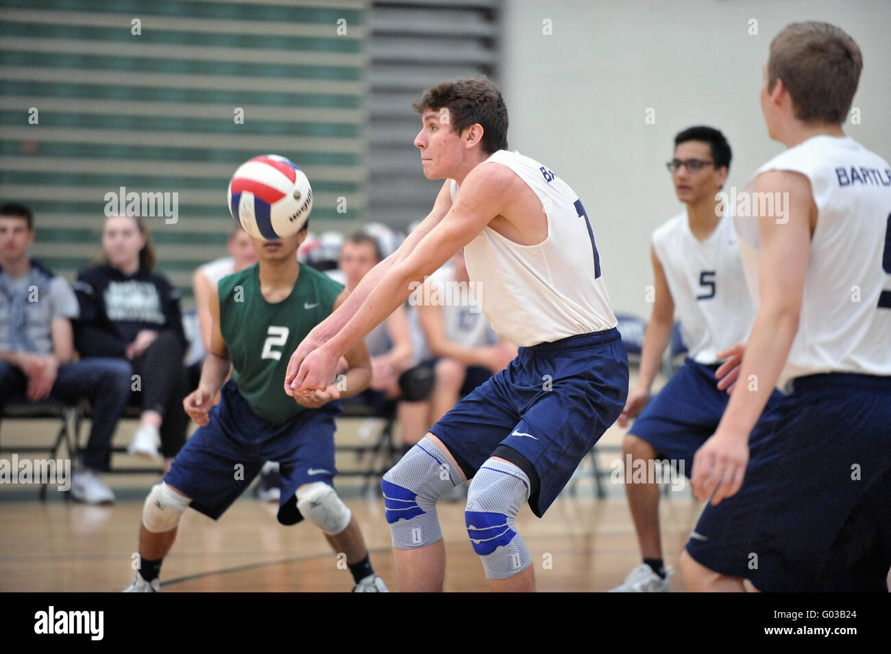 Player zur Gründung einer Stiftung wieder einen gegnerischen dienen während der High School Volleyball übereinstimmen. USA. Stockfoto