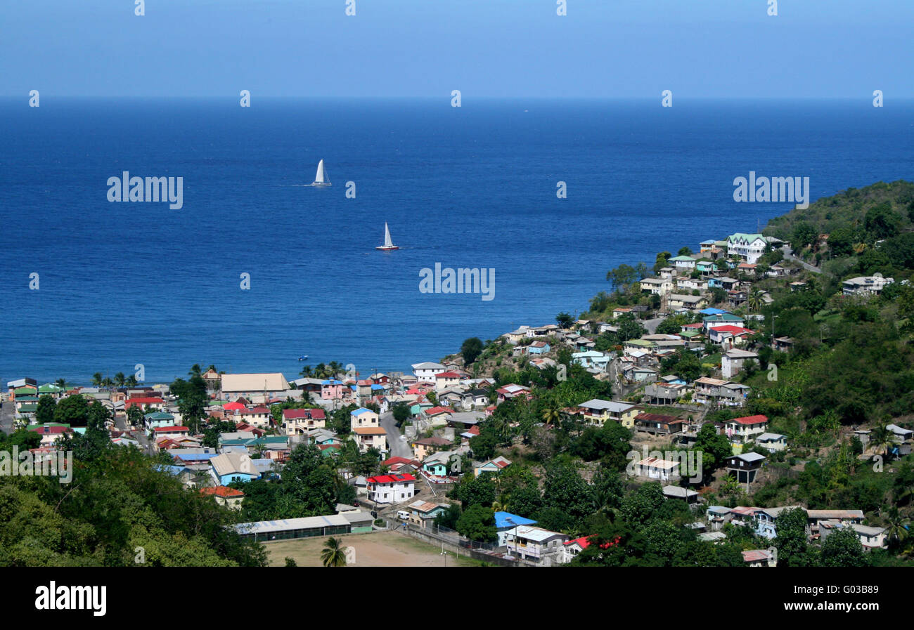 Segelboote Segeln vor einem karibischen Dorf Stockfoto