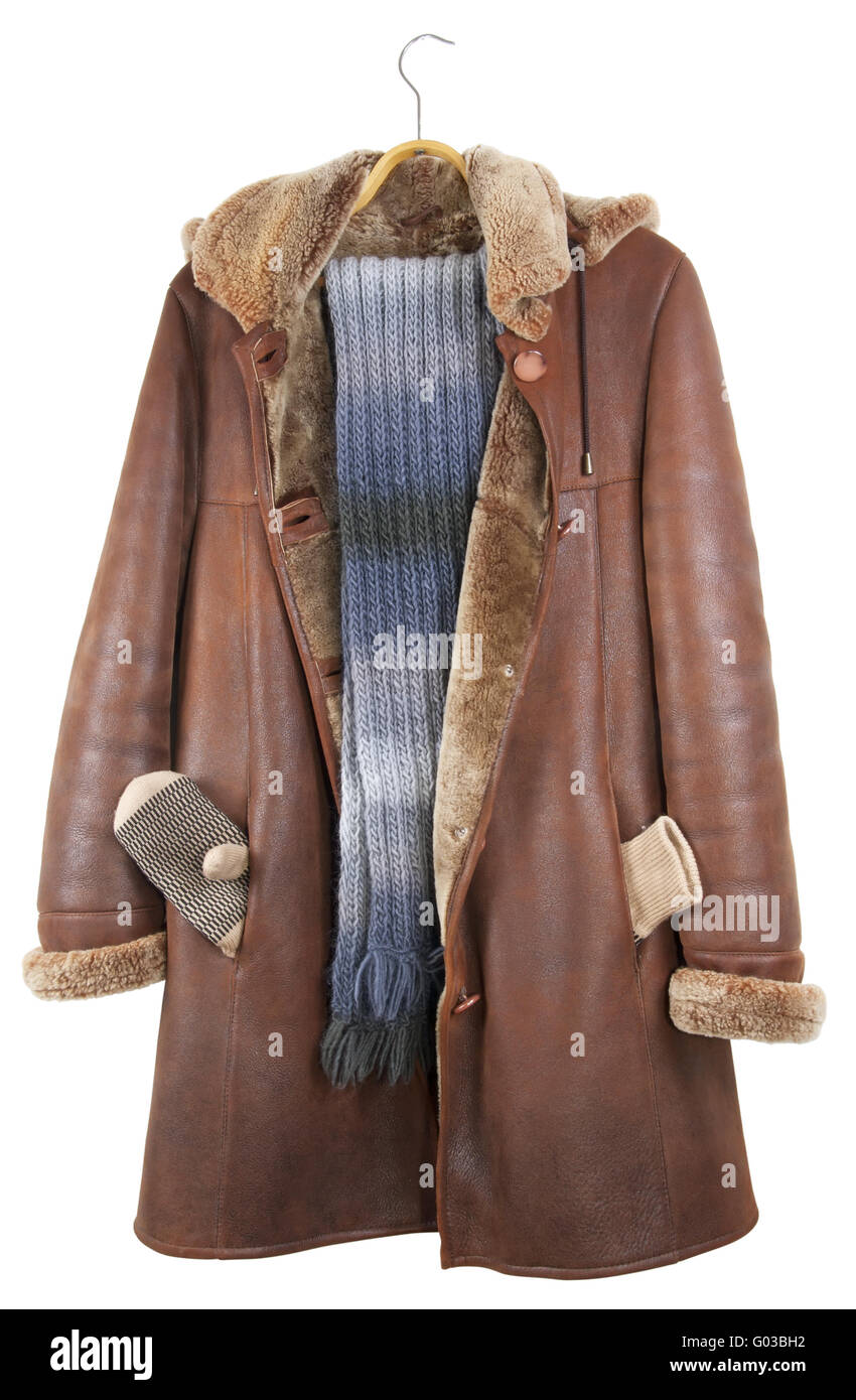 Die roten weiblichen Ledermantel hängt auf einem Kleiderbügel Stockfoto