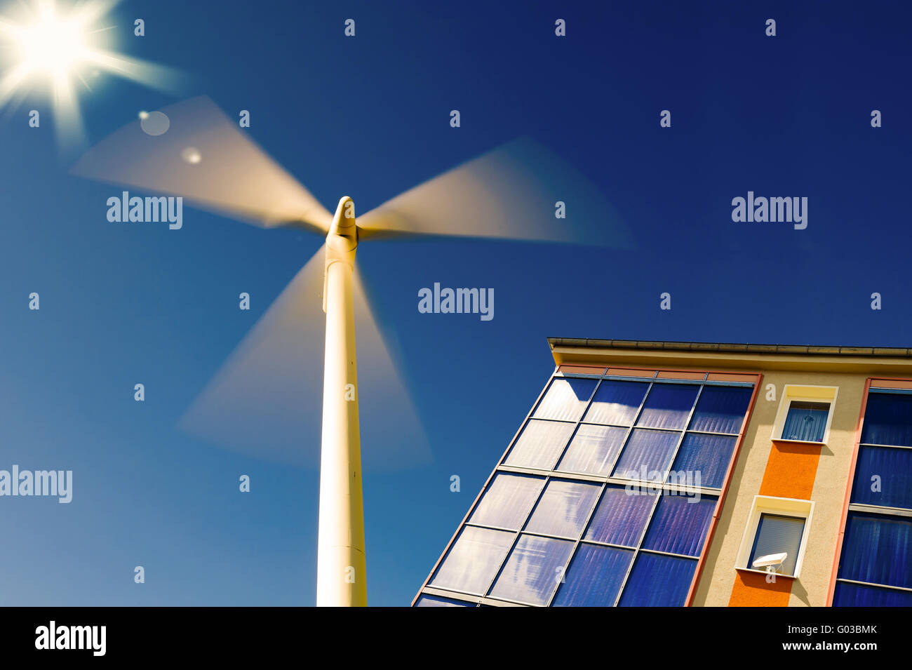 Windturbine und Wohngebäude mit solar p Stockfoto